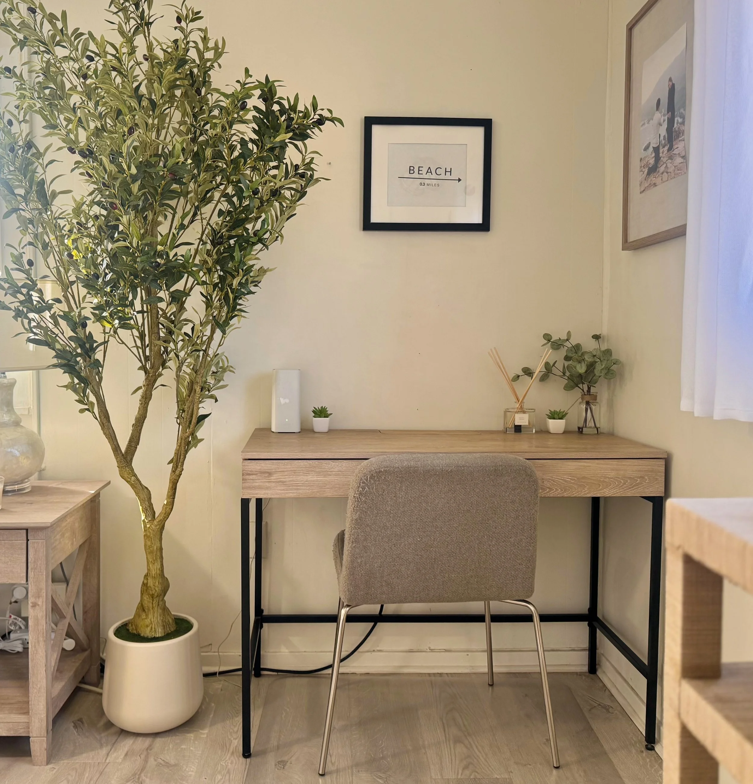 Dedicated work space has blazing fast 1000 mbps WiFi