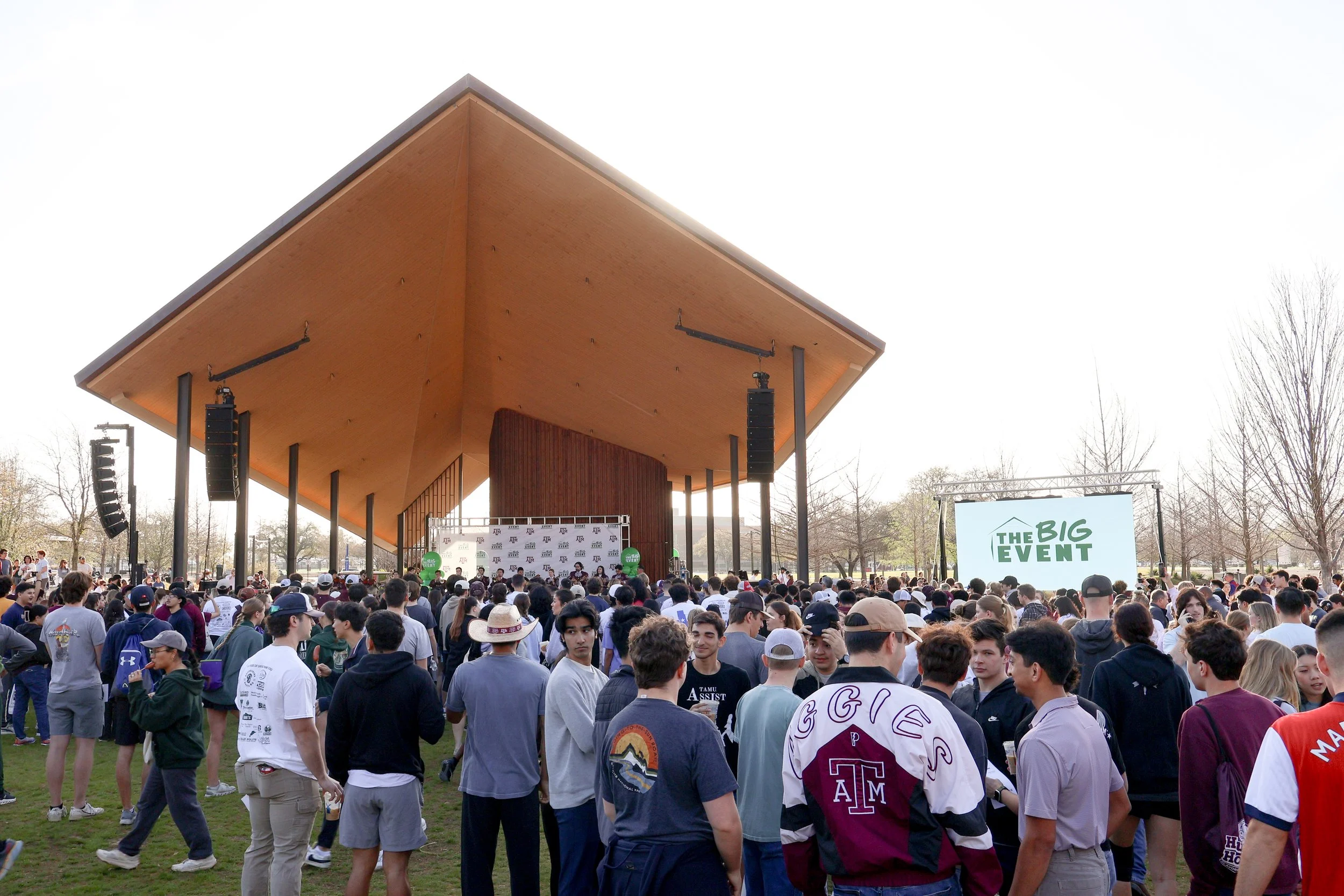 LED Screen Rental vs. Projector Screen: What’s Better for Outdoor Events?