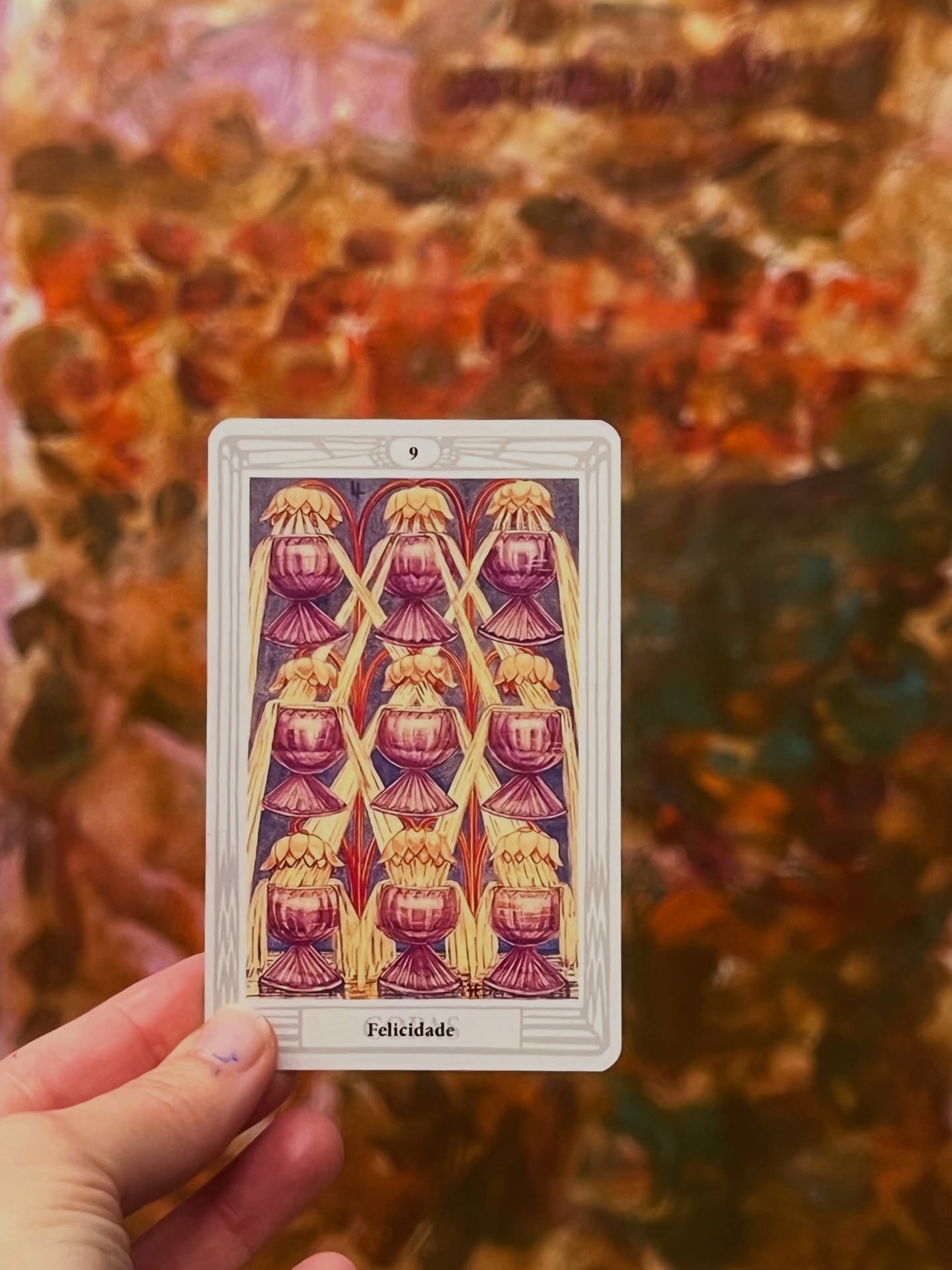 No final da sess&atilde;o, depois da pintura e de um momento de incorpora&ccedil;&atilde;o, tiramos uma carta do tarot de Aleister Crowley, ilustrado por Lady Frieda Harris.

Cores que se repetem. S&iacute;mbolos que ecoam. Um mesmo gesto em duas lin