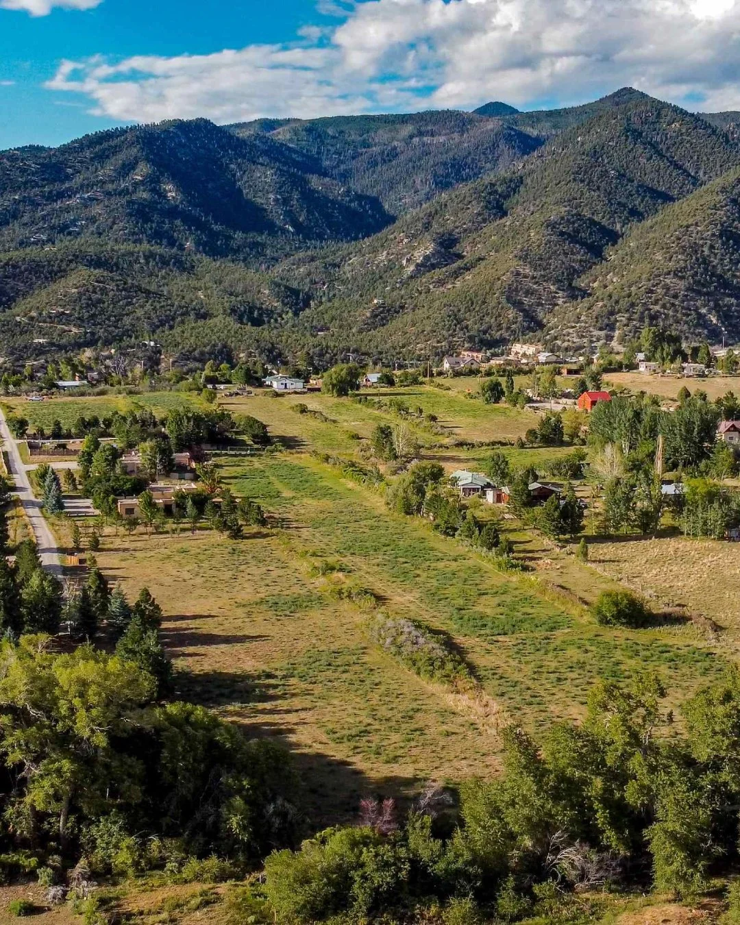 Stunning land in Arroyo Seco with water rights❗

📍TBD Calle Crucita, Arroyo Seco, NM 87514
~3 Acres &bull; $775,000

Nestled at the base of the Sangre de Cristo Mountains, this rare 3.068-acre property offers the perfect balance of privacy, natural 