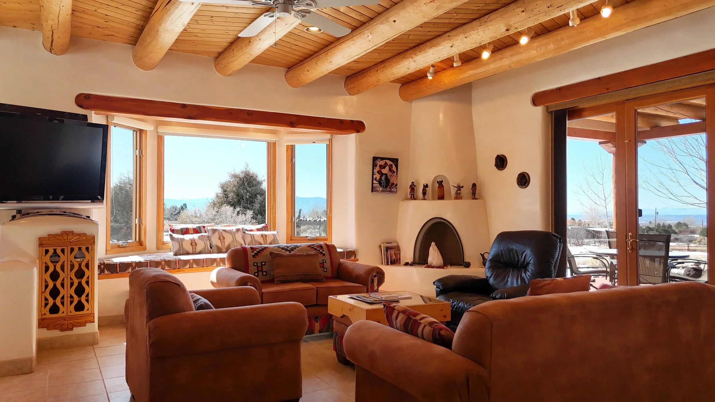LIVING ROOM 1.webp