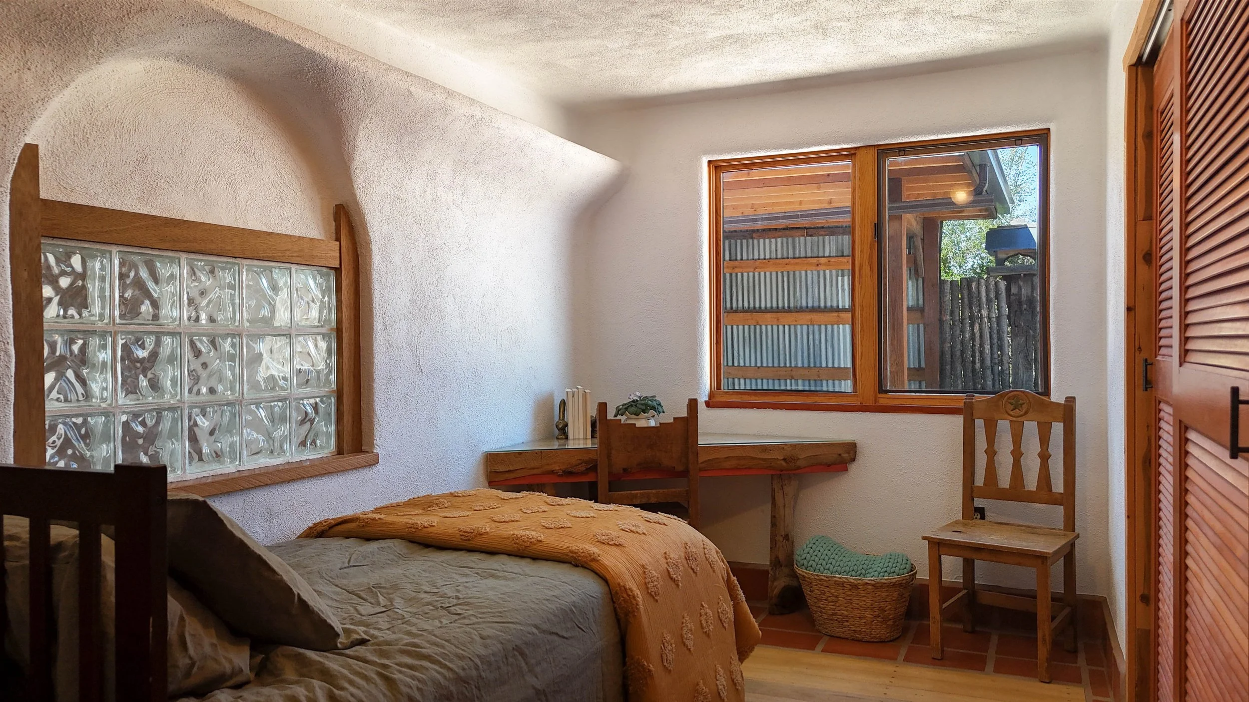 GUEST ROOM.jpg