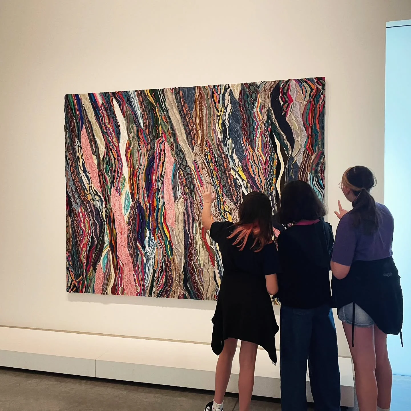Using our city as a classroom is a pillar of our education, and being so close to so many wonderful museums makes it easy! Last week our 7s ventured out during their Dance class to explore exhibits at the @vmfamuseum that will be used to inspire a da