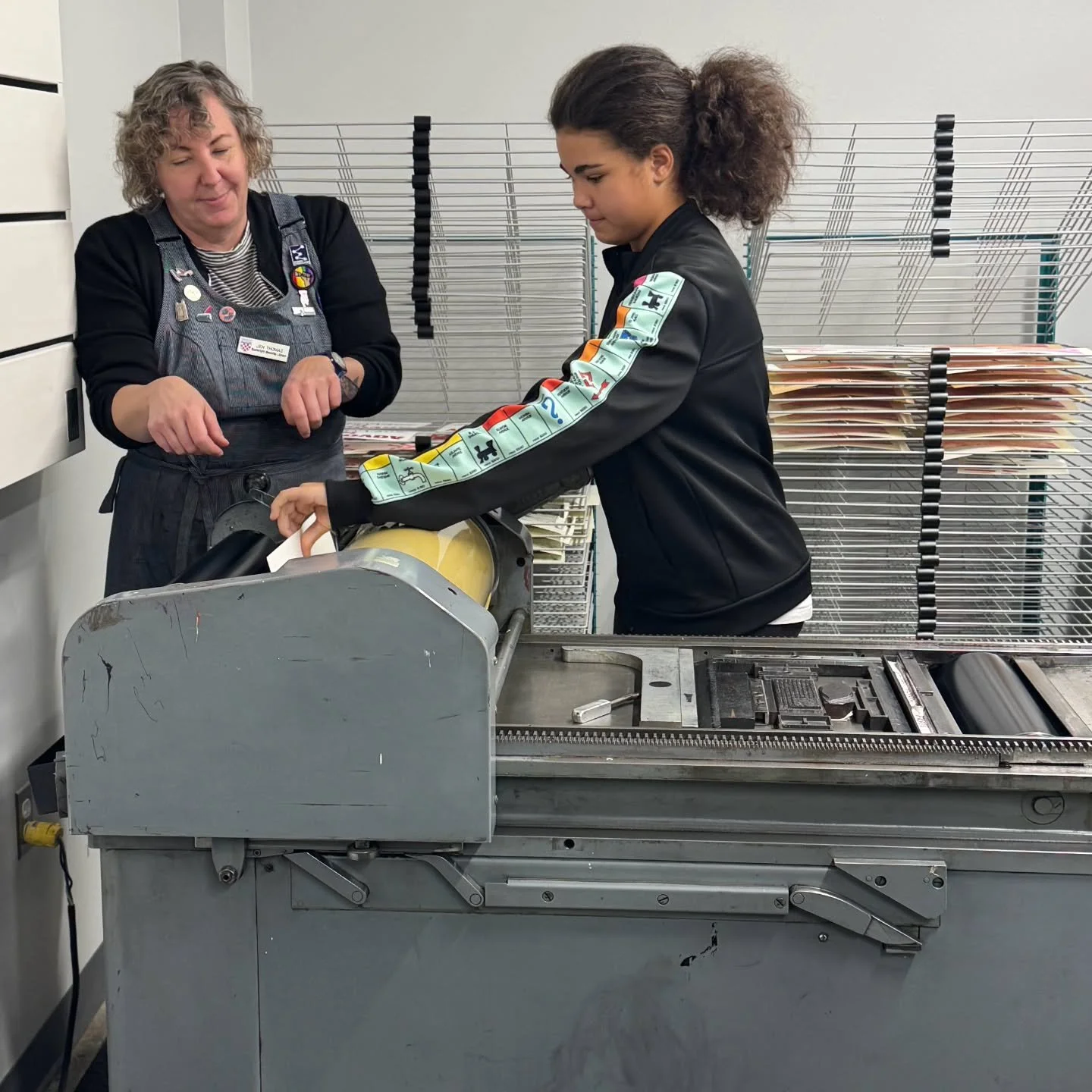 We took a trip out to @urichmond this week for our girls to connect a history lesson about the printing press to hands-on book making! Having interactive lessons that connect our studies to real life experiences makes such an impact to engage and ins