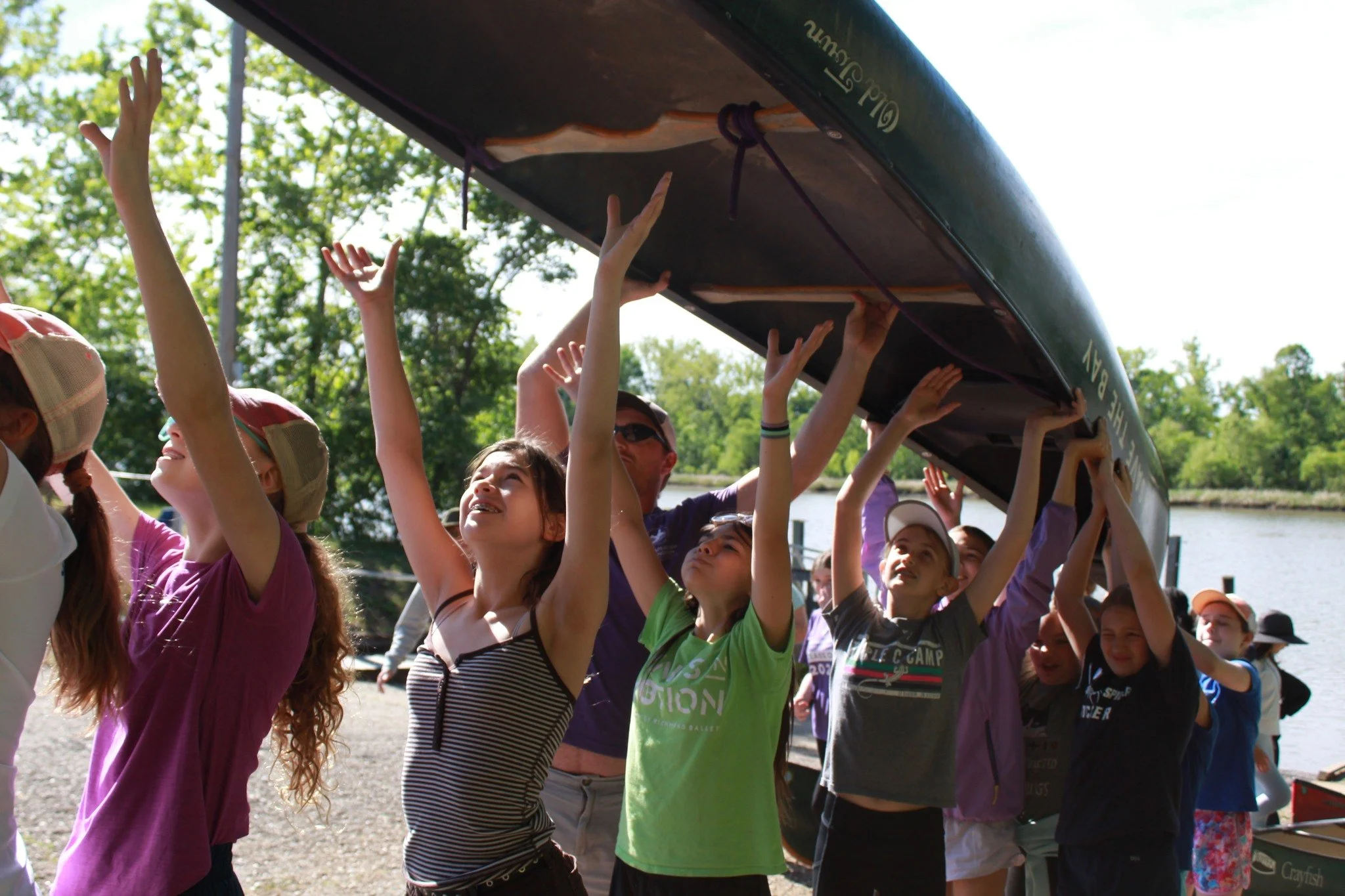 We can never say enough wonderful things about the outdoor educators at @chesapeakebayfoundation - 6th Graders spent the day on the water getting muddy and getting curious. Students took periodic breaks from paddling to talk about common pollutants i