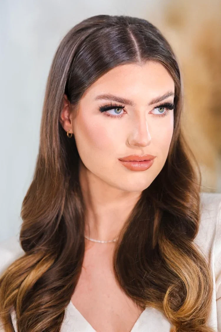 Bride with romantic waves and natural makeup