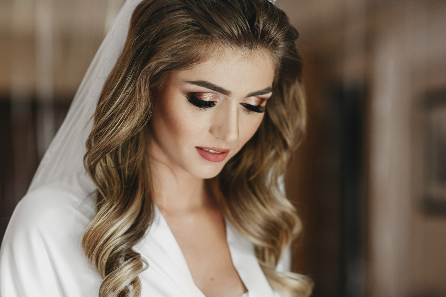 Bride with natural makeup and curled hairstyle