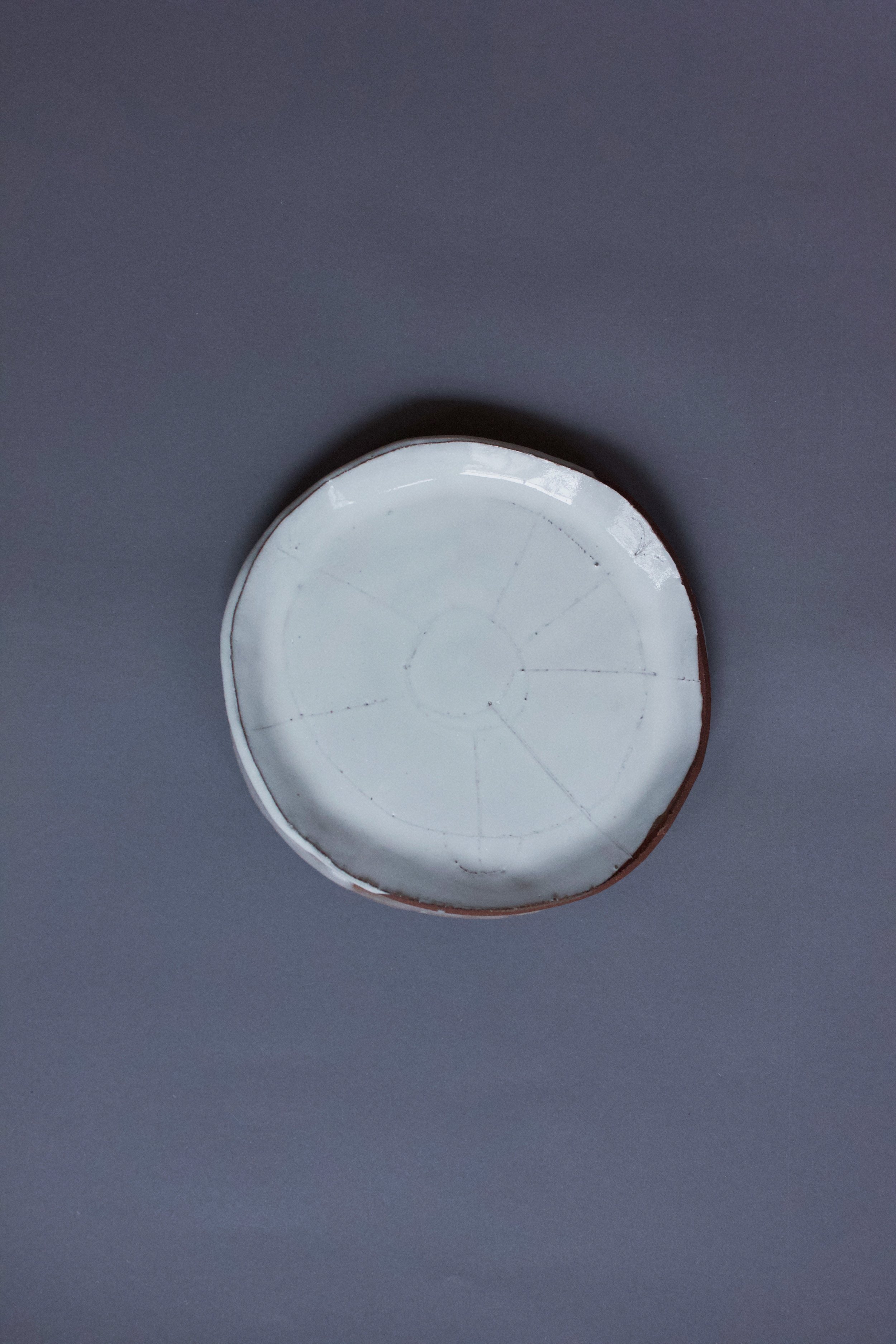 round plate in glossy white