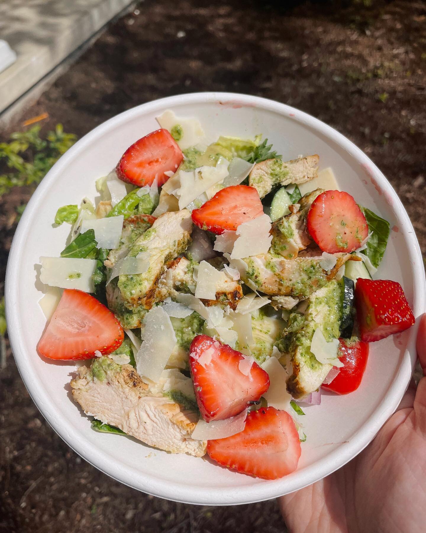 Pesto Salad with Grilled Chicken + Strawberries 🍓 💌