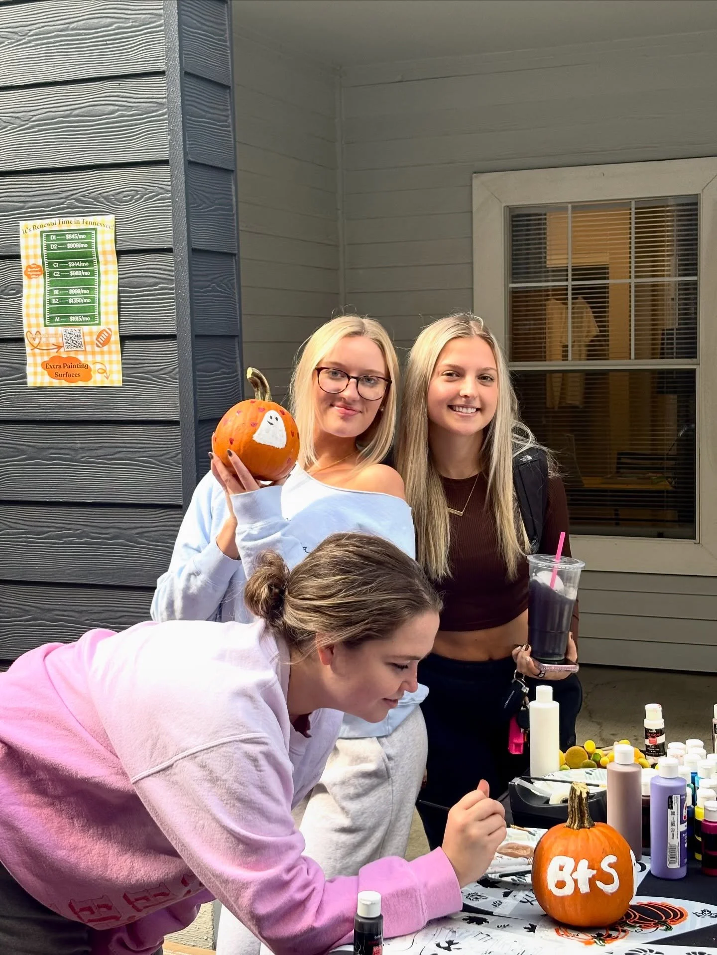 π Pumpkin painting & renewal vibes! ποΈβ¨
Join us for some festive fun, show off your creative side, and don’t forget — it’s the perfect time to renew your lease and keep the good times rolling! ππ‘
Let’s make this fall