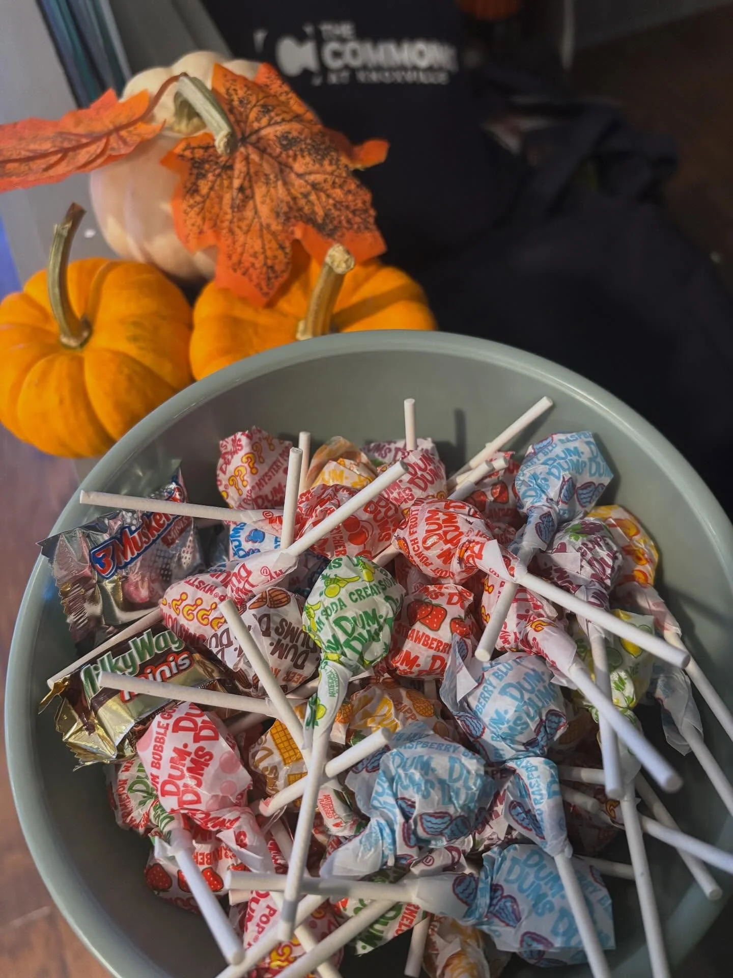 Something sweet is brewing in the office.. πGrab some candy and join the Halloween fun! #spookyseason #officevibes #happyhalloween