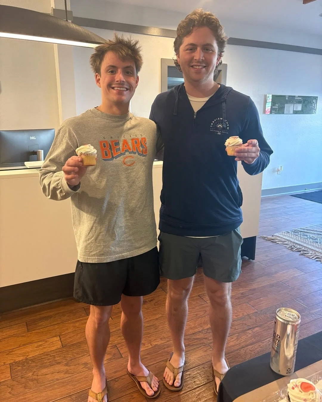 Our residents deserve the berry best! 🍓🍫 Drop by the office today to grab some chocolate-covered strawberries and channel your inner artist at our card-making DIY table. ✍️❤️
Tag your favorite neighbor in the comments and bring them along! 👯&zwj;♀