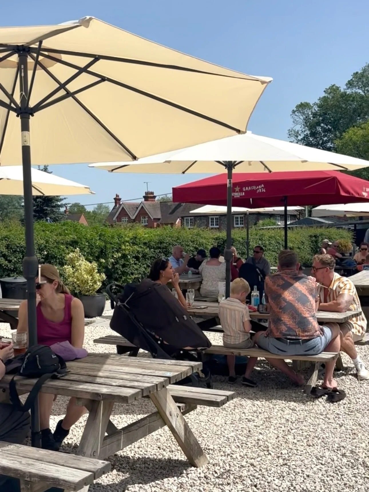 Somebody said the next heatwave is on its way&hellip; and we are keeping our fingers crossed! 🤞☀️

Who will be joining us in the garden for some sunshine this weekend? See you there 🤭🍻

#TheFlowerPot #PubGarden #HenleyOnThames #BrakspearPubs #Coun