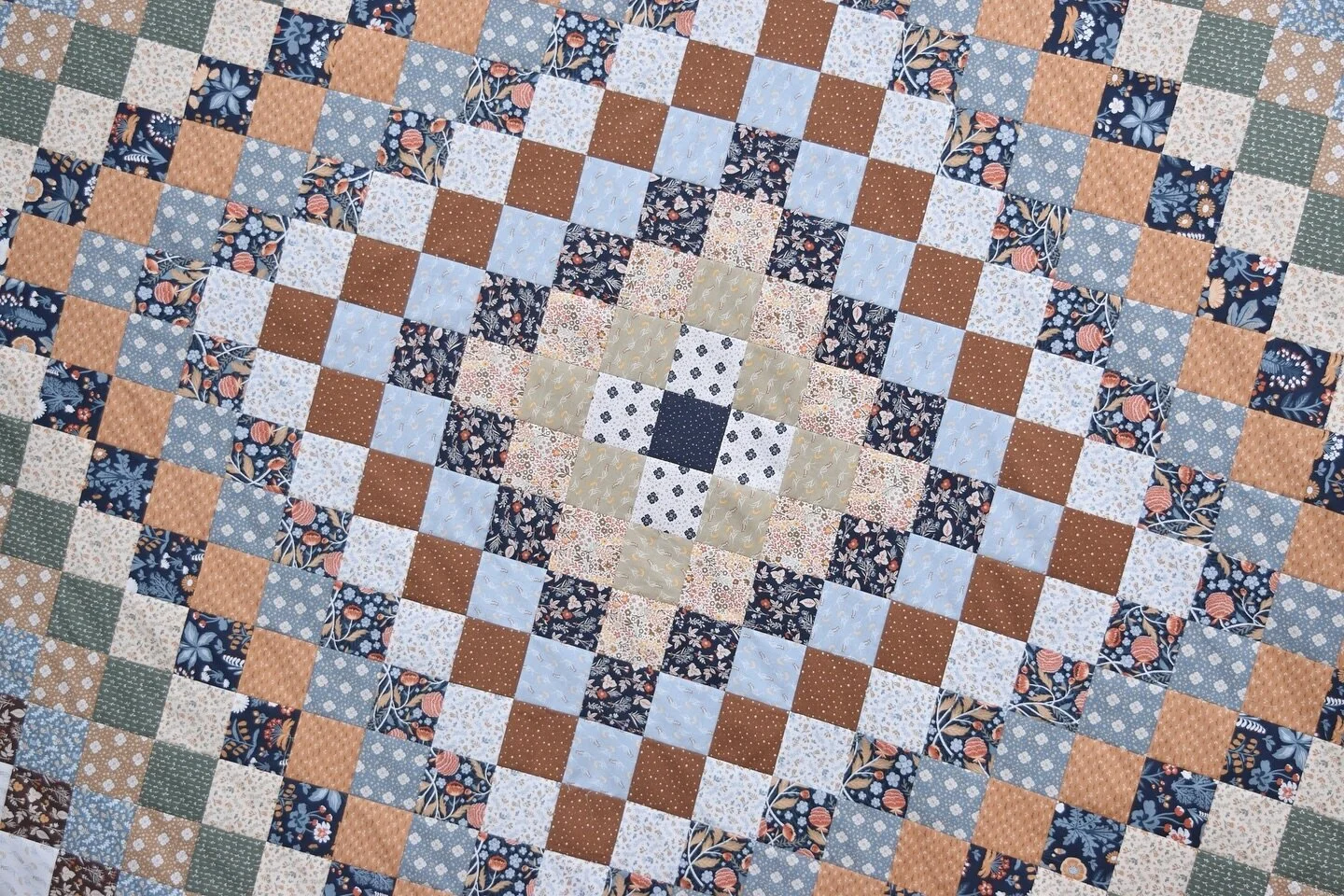 Who loves the traditional granny square crochet blankets, but would rather have a quilt?!? 🙋🏼&zwj;♀️ Check out my new GIANT Granny Square quilt that is a perfect mix of traditional and modern!

Head to my blog for more photos and a video tutorial o