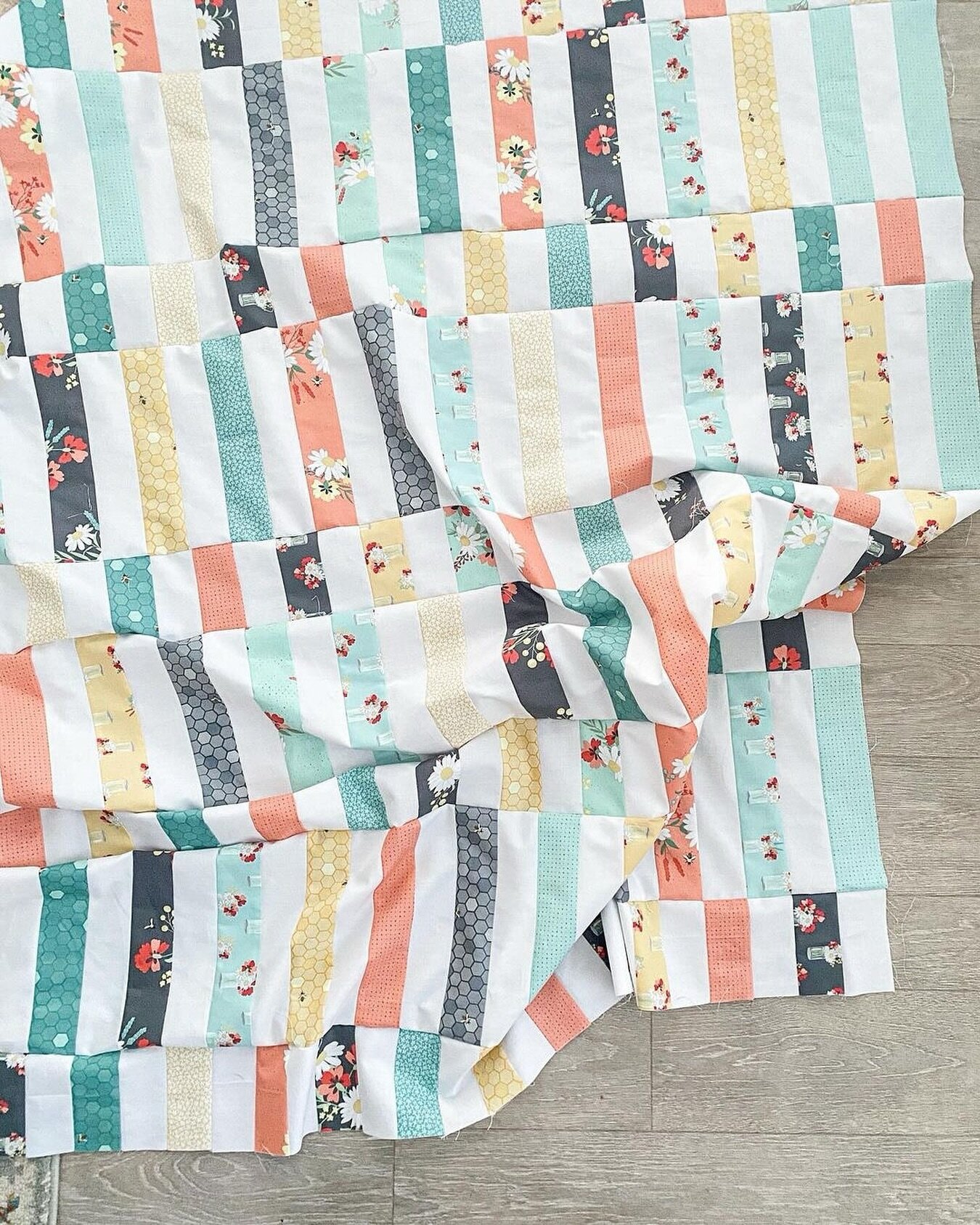 I&rsquo;m in LOVE with Lesley&rsquo;s gorgeous quilt she made with my Sunshine and Sweet Tea fabric! 🤩 Check out all of the details below.

Posted @withregram &bull; @quiltsbylesley Sunshine and Sweet tea ✖️ Madeline! 🐝 ☀️ 

Happy Saturday ✌️ 

Fab