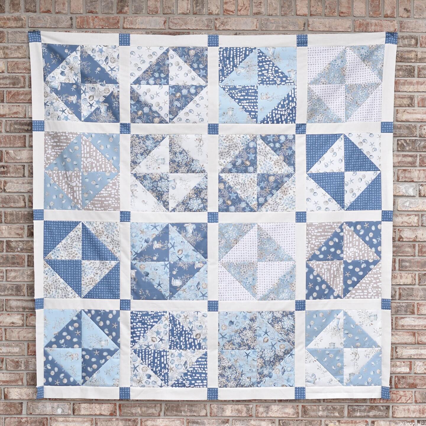 I am IN LOVE with this new fabric collection by @lisaauditart swipe ➡️ to take a closer look.

Check out my blog for the tutorial of this fat quarter friendly pattern! 

Fabric: Blue Escape Coastal by @lisaauditart for @rileyblakedesigns 

Pattern: D
