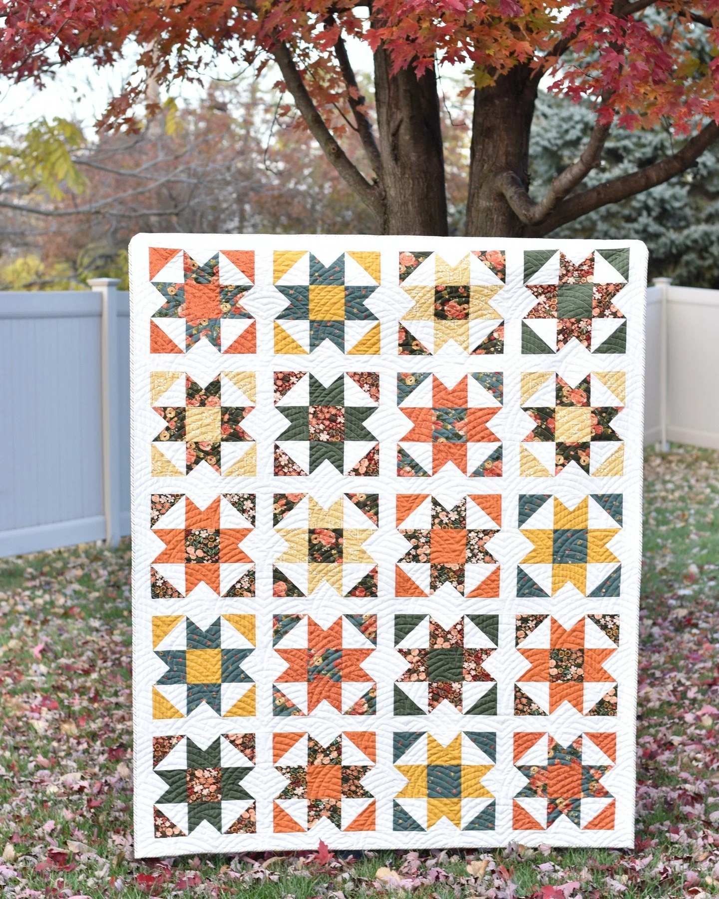 In case you missed it - I've shared a new tutorial for the Amberlight quilt 🤩⁠
⁠
This beauty was made with a FQ bundle of Happy Fall Days by @kelseycarlsonart and it's helping this summer loving girl adjust to the season.⁠
⁠
You can find the tutoria