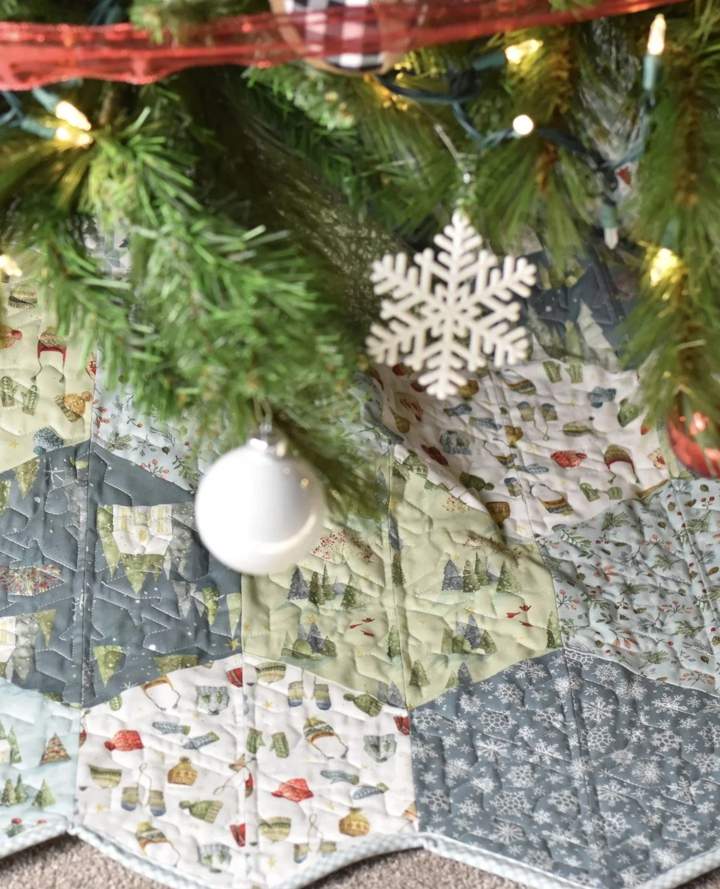 Still need a skirt for your tree this year? I promise, you can whip this one up in no time!! It's fat quarter &amp; beginner friendly ❄️⁠
⁠
The Hexie Christmas Tree Skirt is available as a PDF download for Material Girl Sewciety members and I have a 