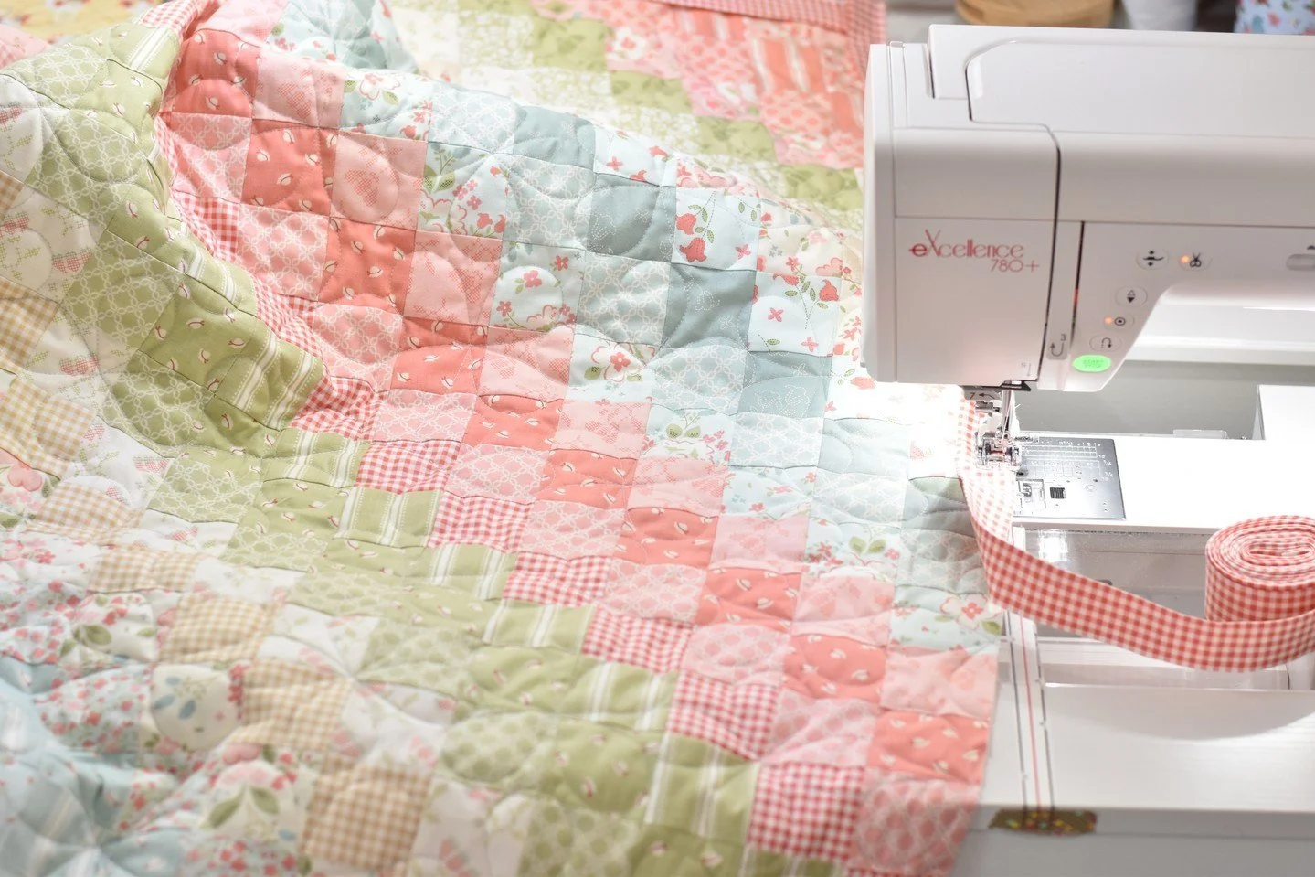 I can't stop staring at this beauty!!! 🤩 The spring colors are helping me plow through the frigid temps of January in the midwest 🥶⁠
⁠
Fabric: Sunbonnet by @mysewquiltylife for @modafabrics⁠
⁠
Pattern: Straight Trippin' - comment TUTORIAL and I'll 