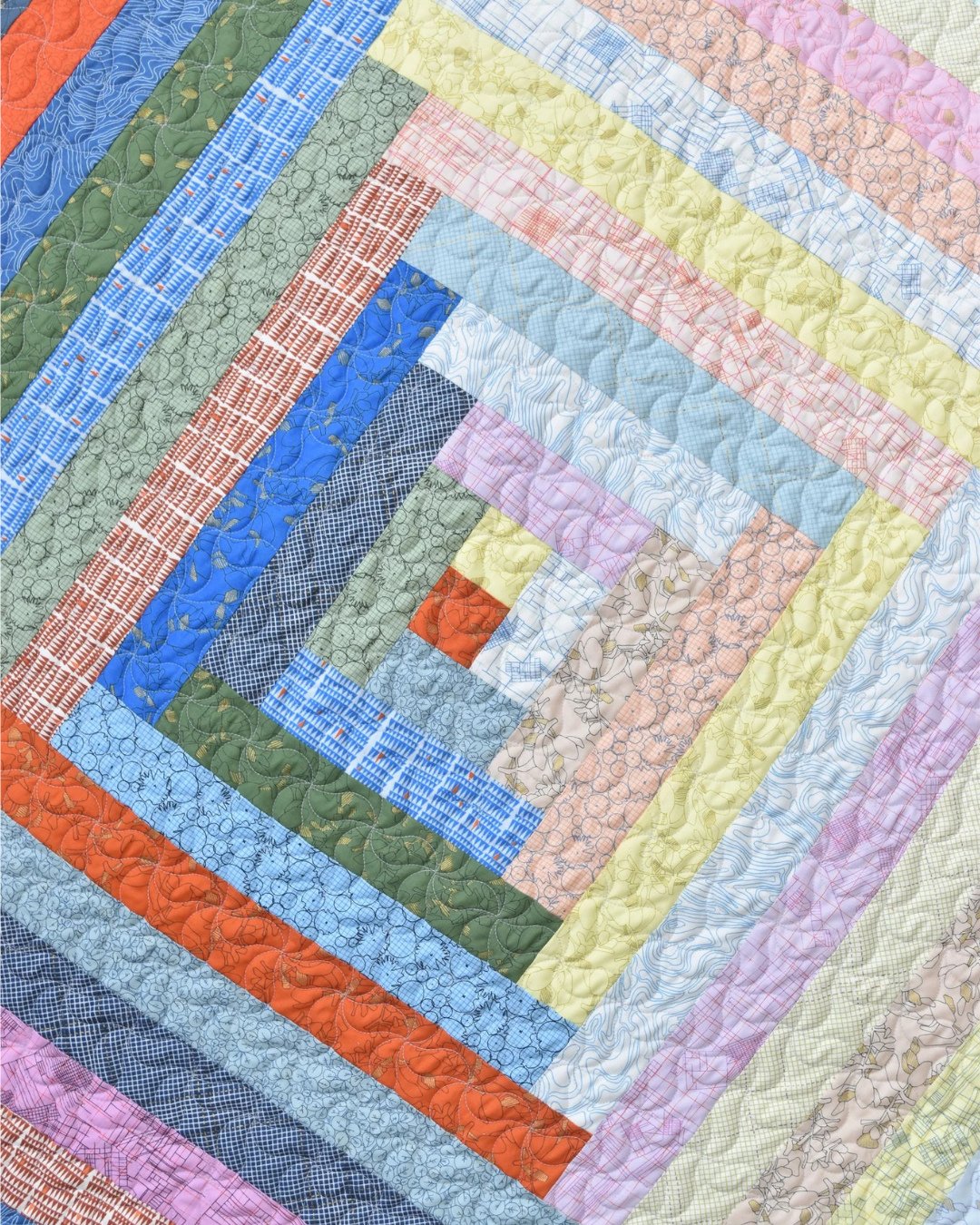 The Jelly Roll Log Cabin quilt is timeless, beginner friendly, and you can make it in a weekend 🪡⁠
⁠
I feel like I've been seeing so many quilts in interior design lately and I love that! A Log Cabin quilt is one of those timeline patterns that woul