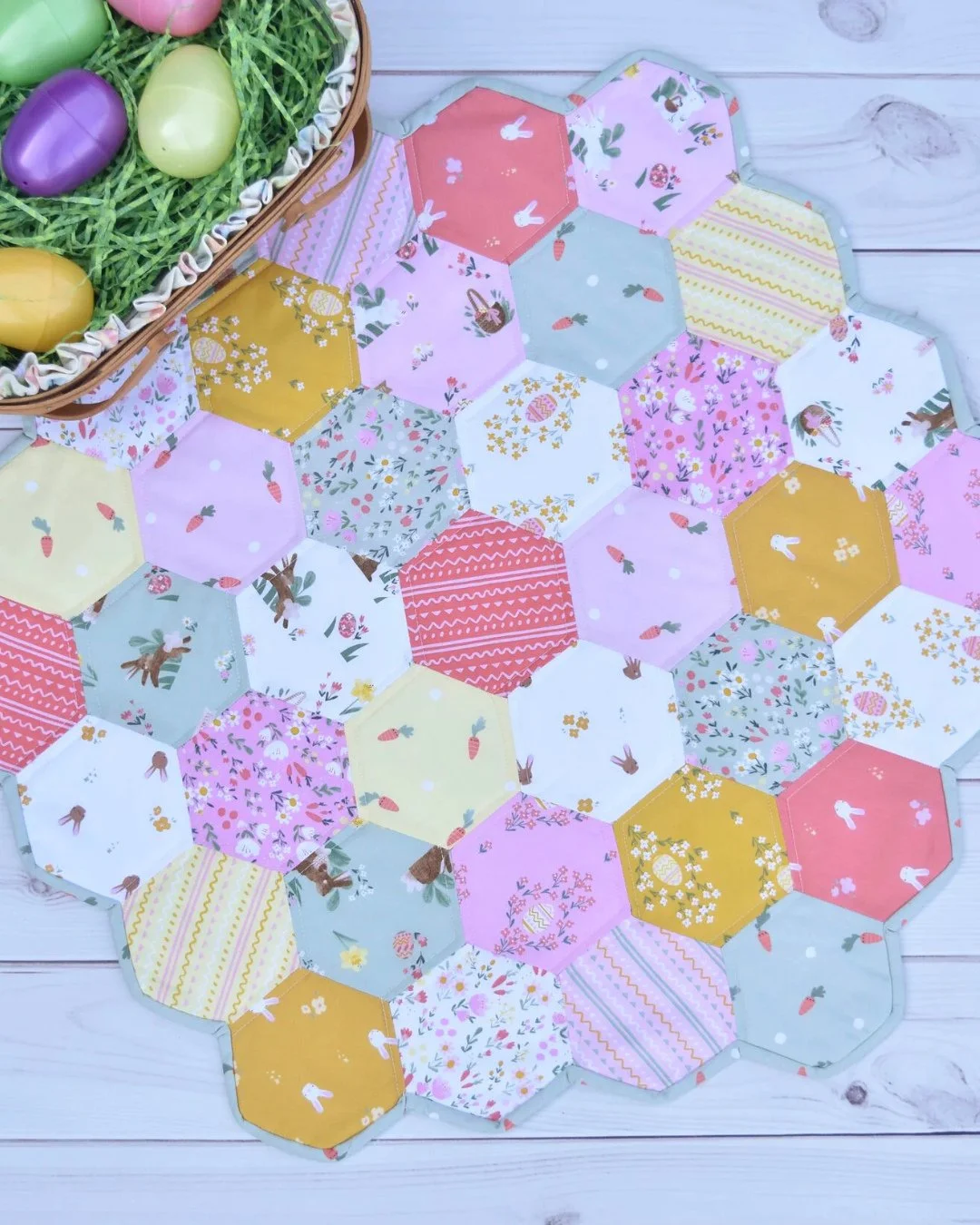 Happy Easter!🐣 I hope you are spending your day with loved ones💕⁠
⁠
I love this Easter table topper project so I thought it would be the perfect post for today. You can find the tutorial on my blog. It looks like EPP but it's not, these hexies are 