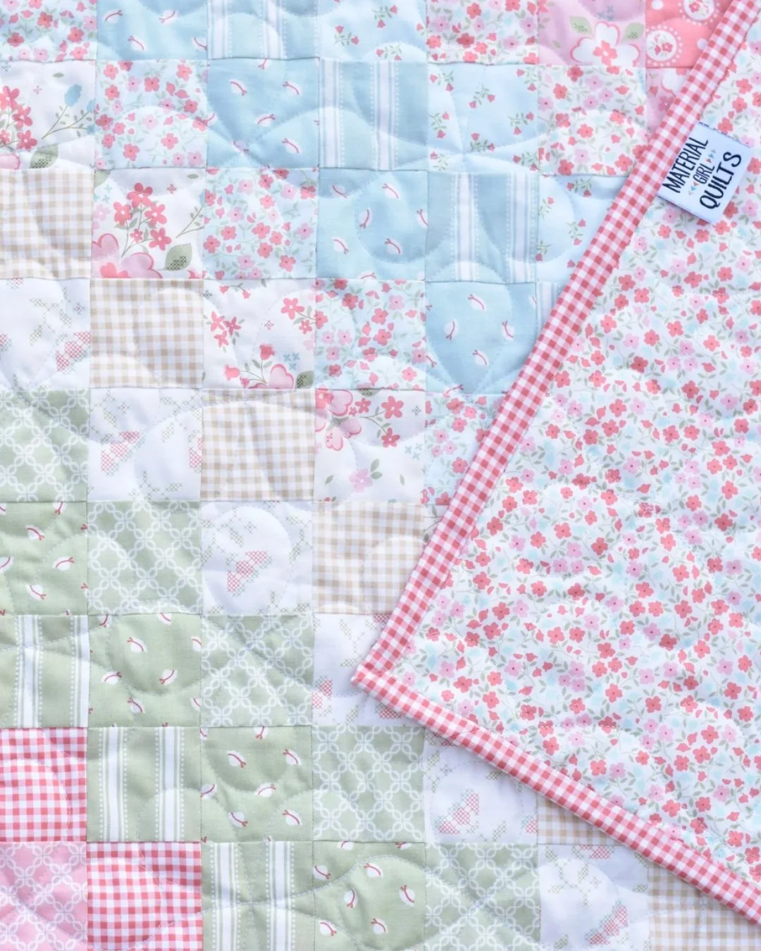 A moment for some gingham binding😍 I looooove using gingham to bind! Do you have a go-to fabric for your binding? Stripes, dots, solids?