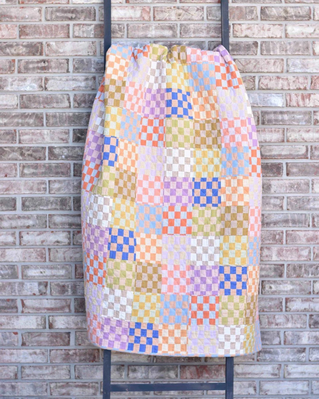 Quilts on ladders🤩 Raise your hand if you have a go-to pose for photographing your completed quilts 🙋&zwj;♀️⁠
⁠
I love the ladder shot! It's perfect for showing off the quilt design but still showing the texture and drape. Swipe for a few favorite 
