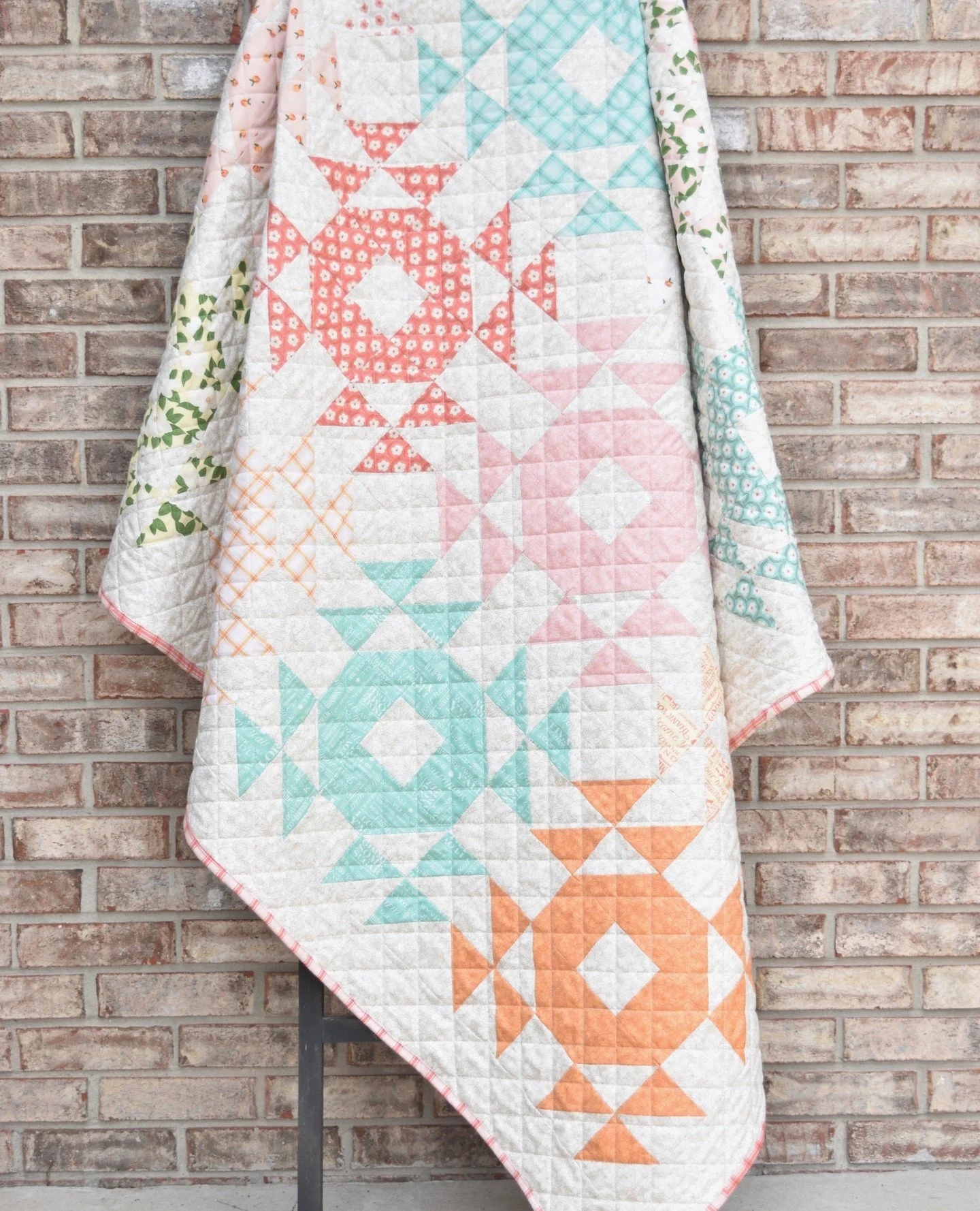 June's tutorial is live!  Meet Magnolia 🌸 She's a beauty!  Fat quarter friendly and great for confident beginners, this quilt pattern will make the perfect summer picnic or beach quilt.  You can find the tutorial on my website. ⁠
⁠
Fabric is Souther