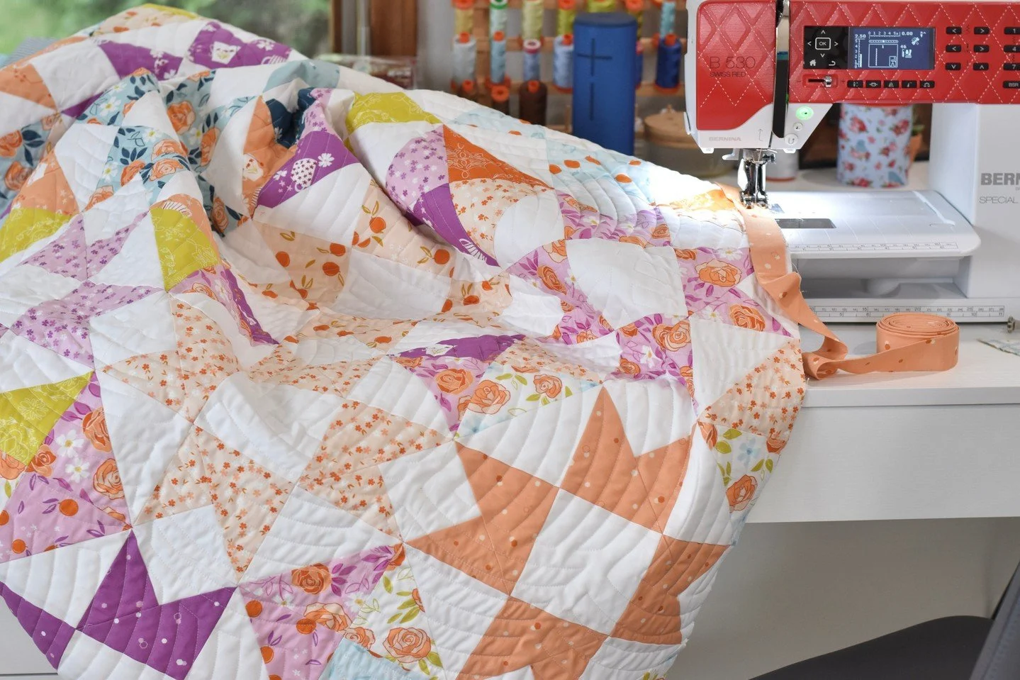 Finally starting the binding on this beauty 😍 ⁠
⁠
I am so in love with this Amerlight II pattern and these fabrics - Homage by @cottonandjoy