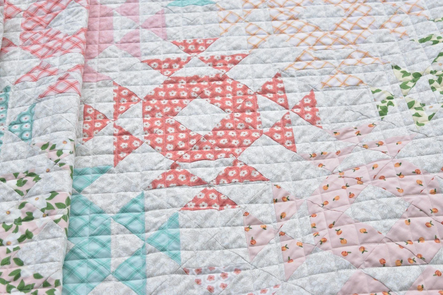 Please enjoy this beautiful quilty texture moment in your feed 🤩 I have always loved a classic crosshatch quilting design.⁠
⁠
The quilt pattern is called Magnolia and it features Southern Charm fabric by @rileyblakedesigns. ⁠
⁠
The tutorial can be f