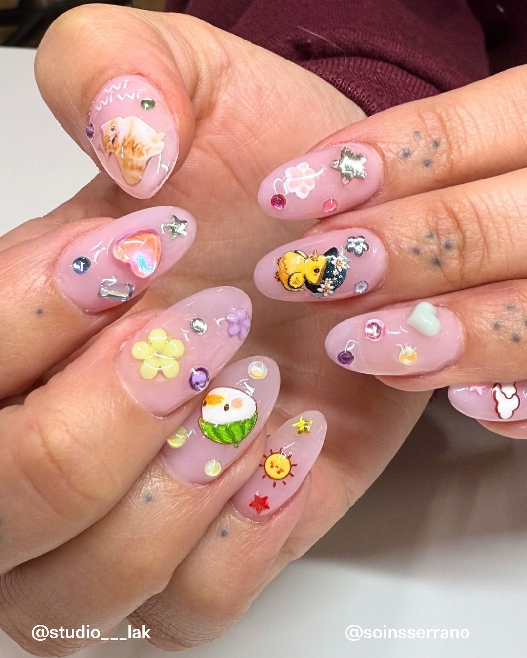 Wiwiwi wawawa let us put sum cats on your nails 💕🫶🐱

Nails by @soinsserrano 

@studio___lak 

#catnails #nailinspo #cutenails #stickernails #montrealnails #mtlbeauty #studiolakmtl