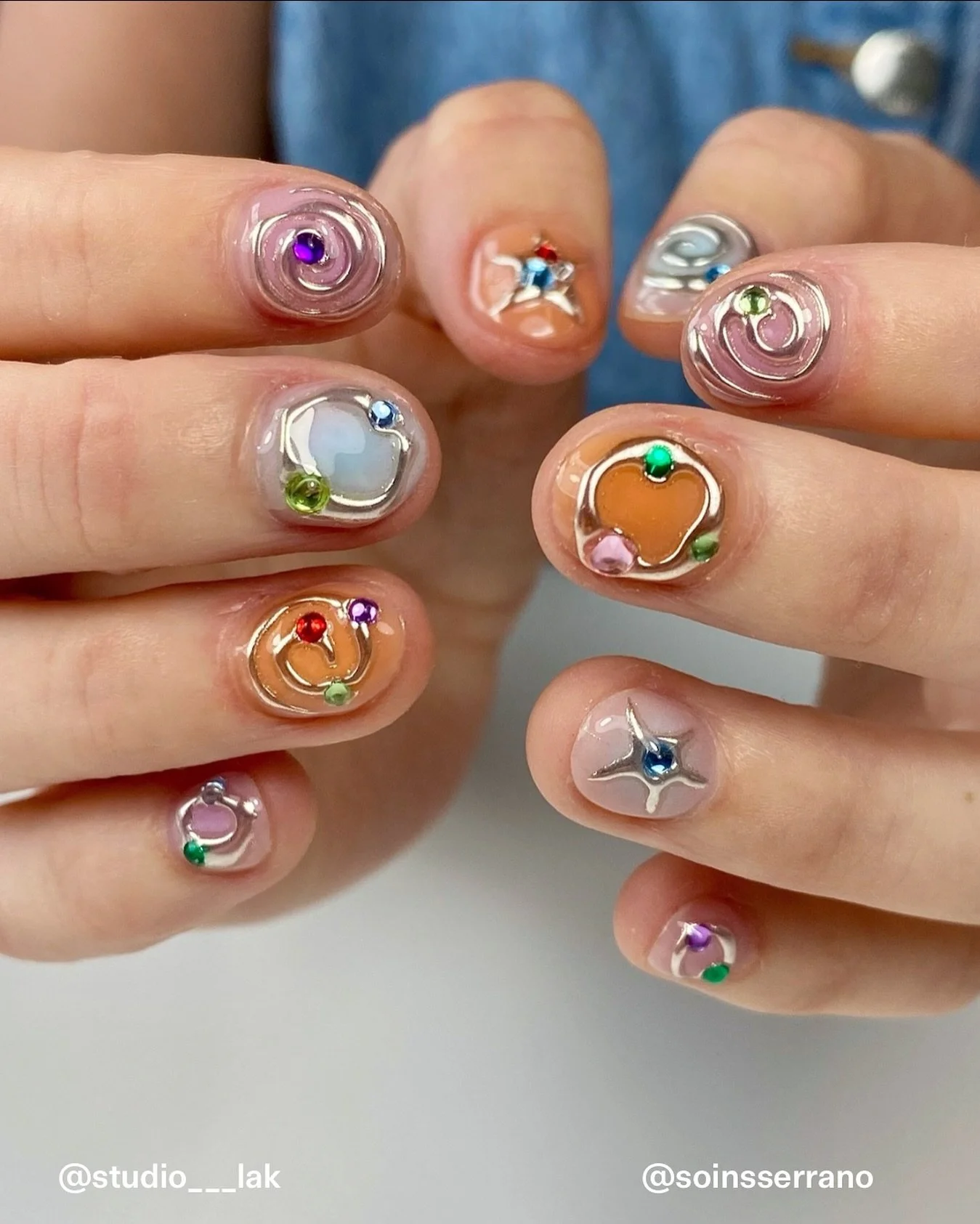 Nail art 🤝 short nails 

Nails by @soinsserrano 

@studio___lak 

#airbrushnails #chromenails #3dnails #nailart #mtlbeauty #montrealnails #studiolakmtl