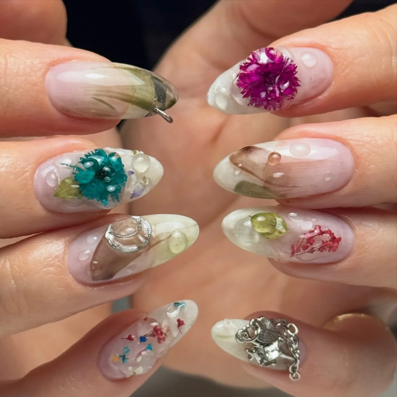 Starting summer in LAK strong with these gorg flower nails by @__lunamalka__ 

@studio___lak 

#montrealnails #mtlbeauty #flowernails #3dnails