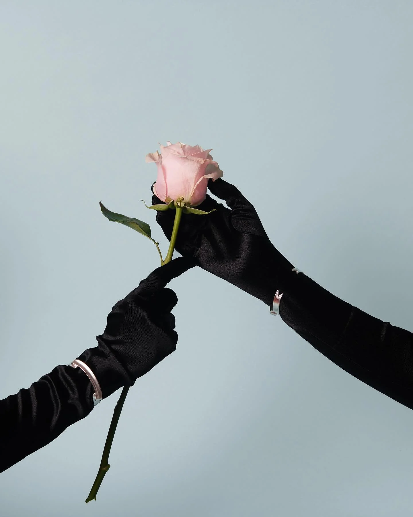 ⋆ 𝑰𝒏𝒕𝒓𝒐𝒅𝒖𝒄𝒊𝒏𝒈 𝑪𝒖𝒑𝒊𝒅&rsquo;𝒔 𝑪𝒖𝒇𝒇 ⋆ 

I&rsquo;m so thrilled to finally share this special piece, months in the making, and my first collaboration with jewelry designer @florasycee ♡

Born out of a shared love for modern romanticis