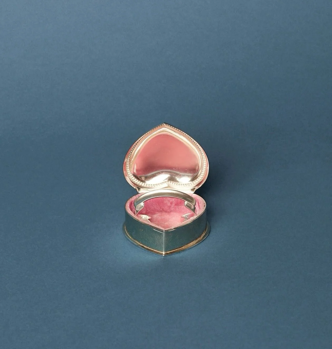 Cupid&rsquo;s Cuff 💘 Made in collaboration with @florasycee. Available exclusively on florasycee.com &amp; all-kinds.shop

Photos by @david__kaminsky