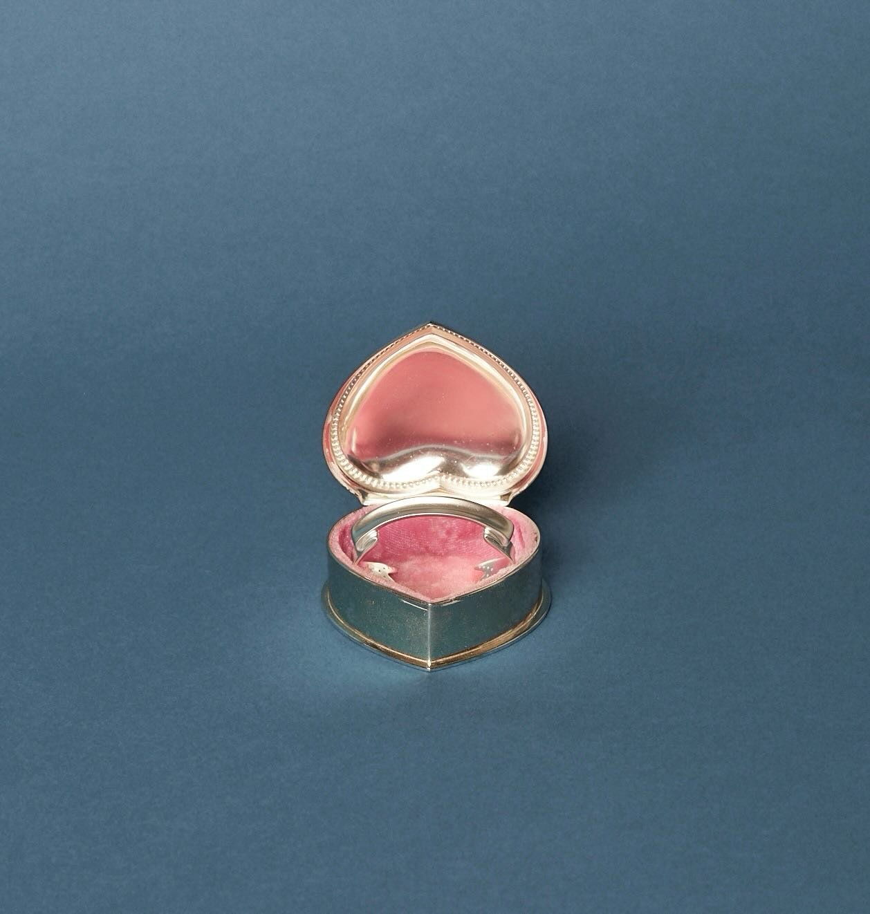 Cupid&rsquo;s Cuff 💘 Made in collaboration with @florasycee. Available exclusively on florasycee.com &amp; all-kinds.shop

Photos by @david__kaminsky