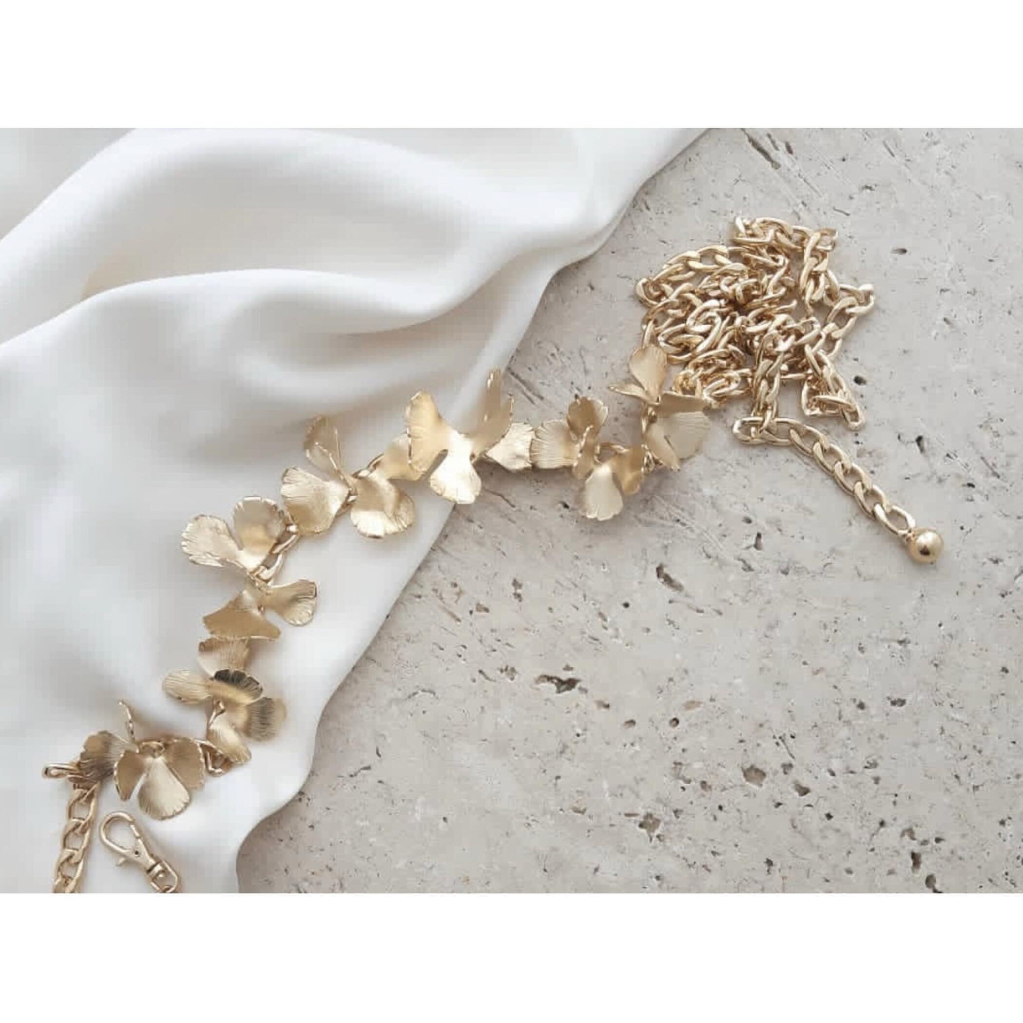 F L E U R I E - Stunning, 24k goldplated belt of deconstructed flowers by @maisonsabben, available at @whitebygreen. ⠀⠀ ⠀
⠀⠀ ⠀
#whitebygreen #brudesalong #brudekjole #brudekjoleoslo #brud #bryllup #smykker #bride #bridal #modernbride #weddingdress #w