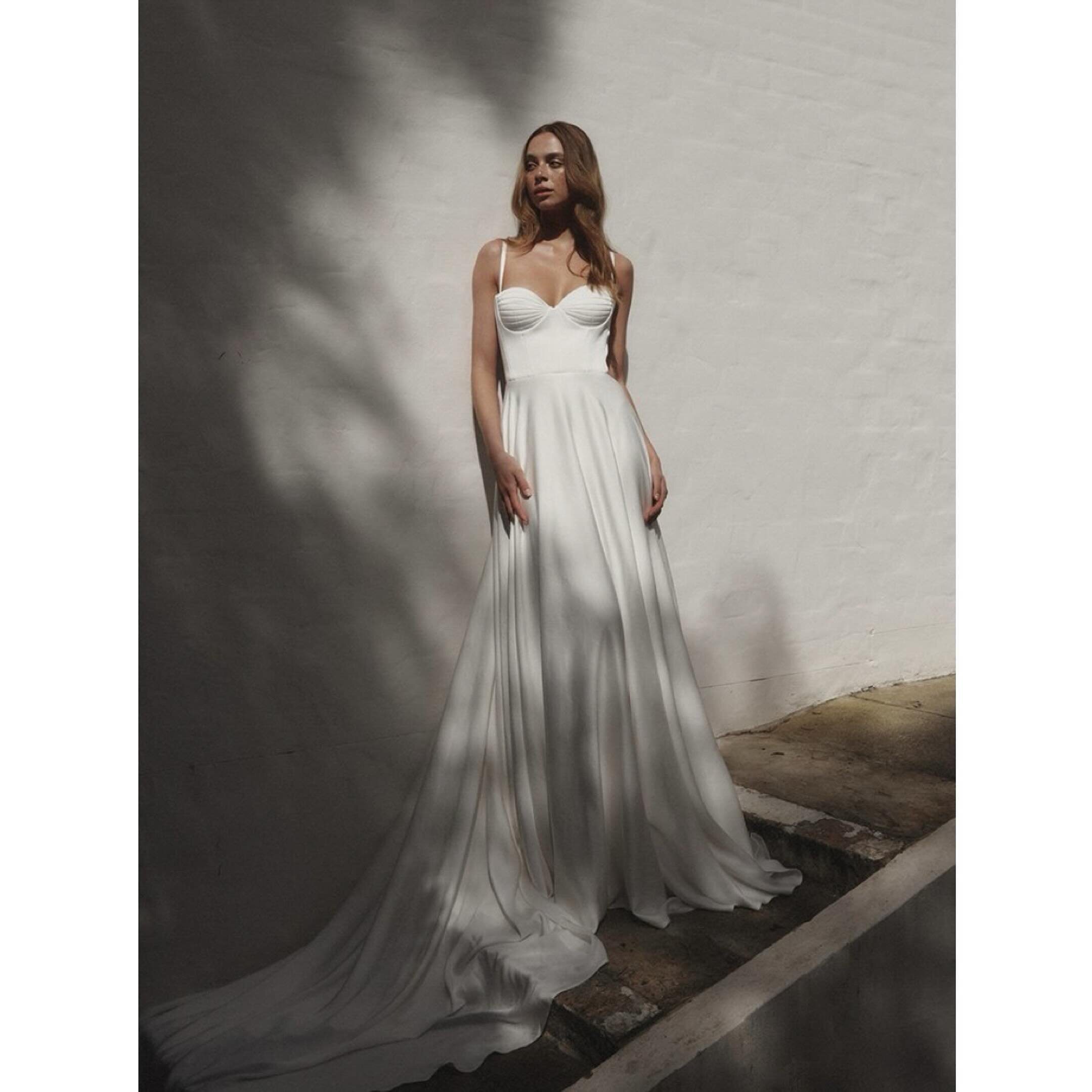 C A M E L L I A - Make a statement on your special day in this stunner by @alenaleenabridal, available at @whitebygreen.
⠀⠀ ⠀
#whitebygreen #brudesalong #brudekjole #brudekjoleoslo #brud #bryllup #bride #bridal #bohobride #weddingdress #weddinginspir