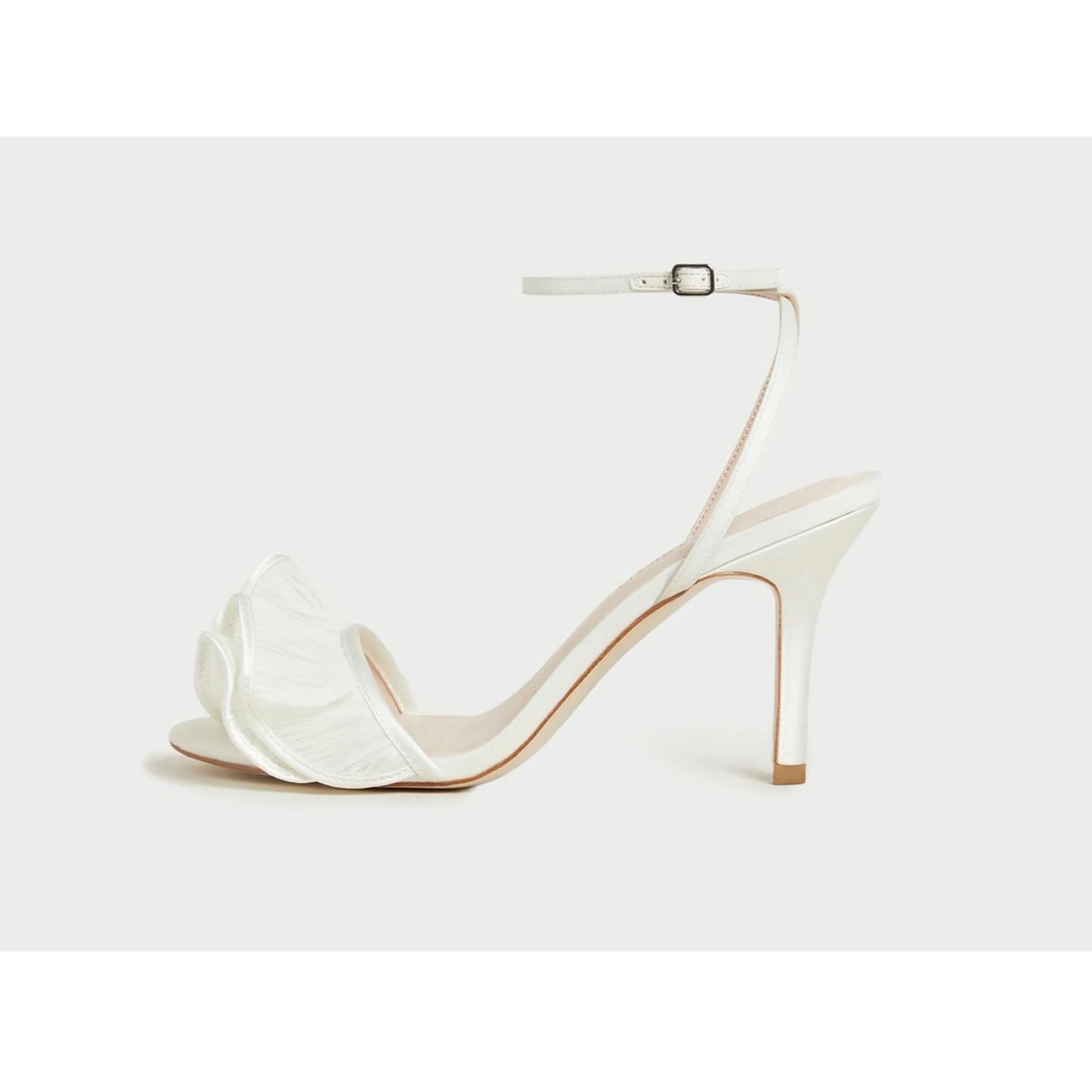 R U F F L E - High-heel sandal with a ruffled upper in pearl organza. Features an open toe and an adjustable ankle strap, completely made from vegan-friendly materials.⠀⠀ ⠀
⠀⠀ ⠀⠀⠀ ⠀
#whitebygreen #brudesalong #brudekjole #brud #bryllup #bride #bridal