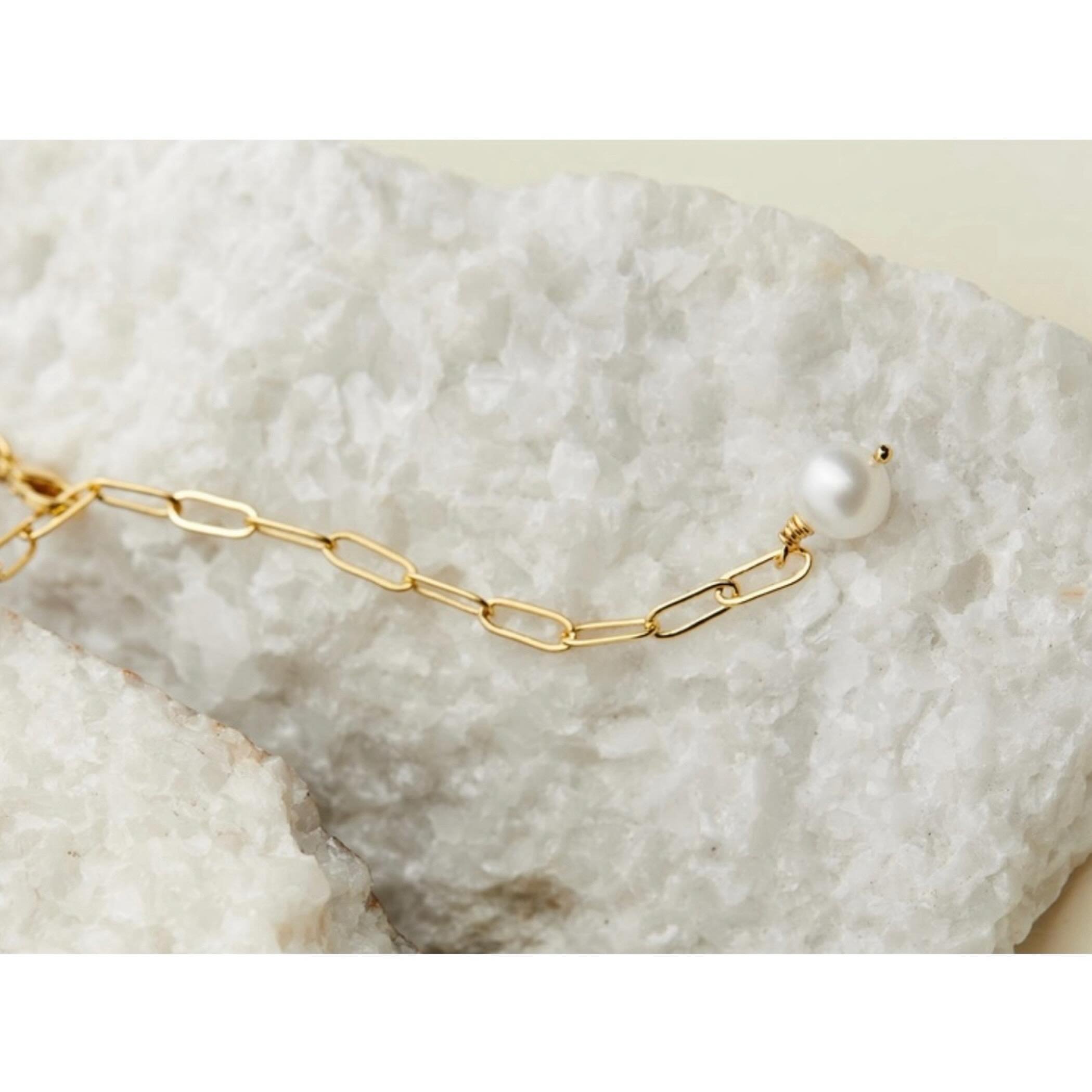 L O T U S - Our delicate Lotus necklace by @ambersceats, the perfect marriage of pearl and gold.⠀⠀ ⠀
⠀⠀ ⠀
#whitebygreen #brudesalong #brudekjole #brudekjoleoslo #brud #bryllup #smykker #bride #bridal #modernbride #weddingdress #weddinginspiration #br