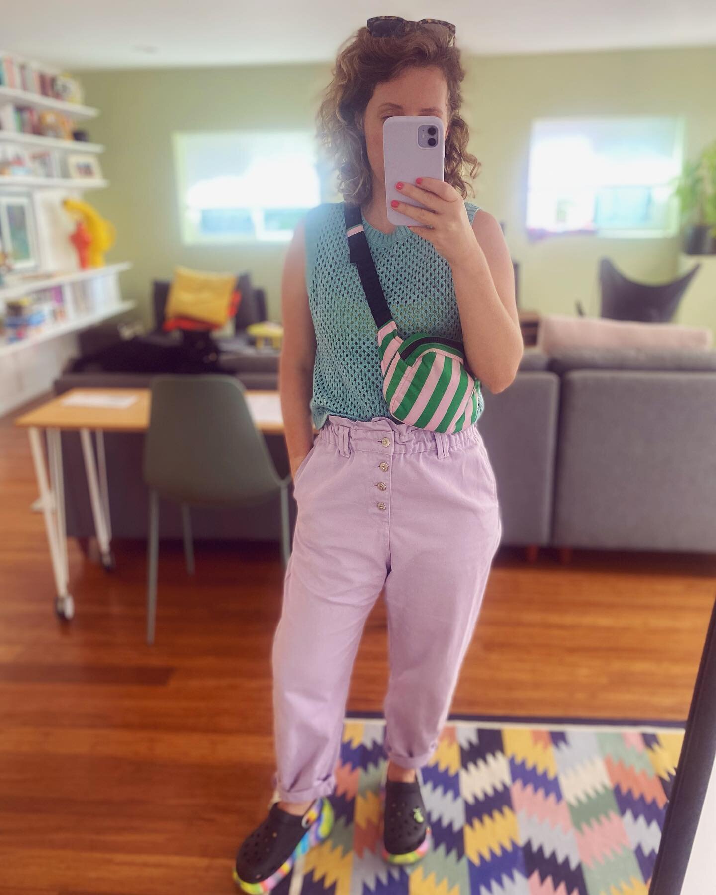 Yes i really love those pants 😆 not wearing a belt is fine (bloated day hello) and my Crocs are the perfect shoes for doing errands and then going straight to the public pool 🏊&zwj;♀️ your clothes should always adapt to your lifestyle &amp; you can