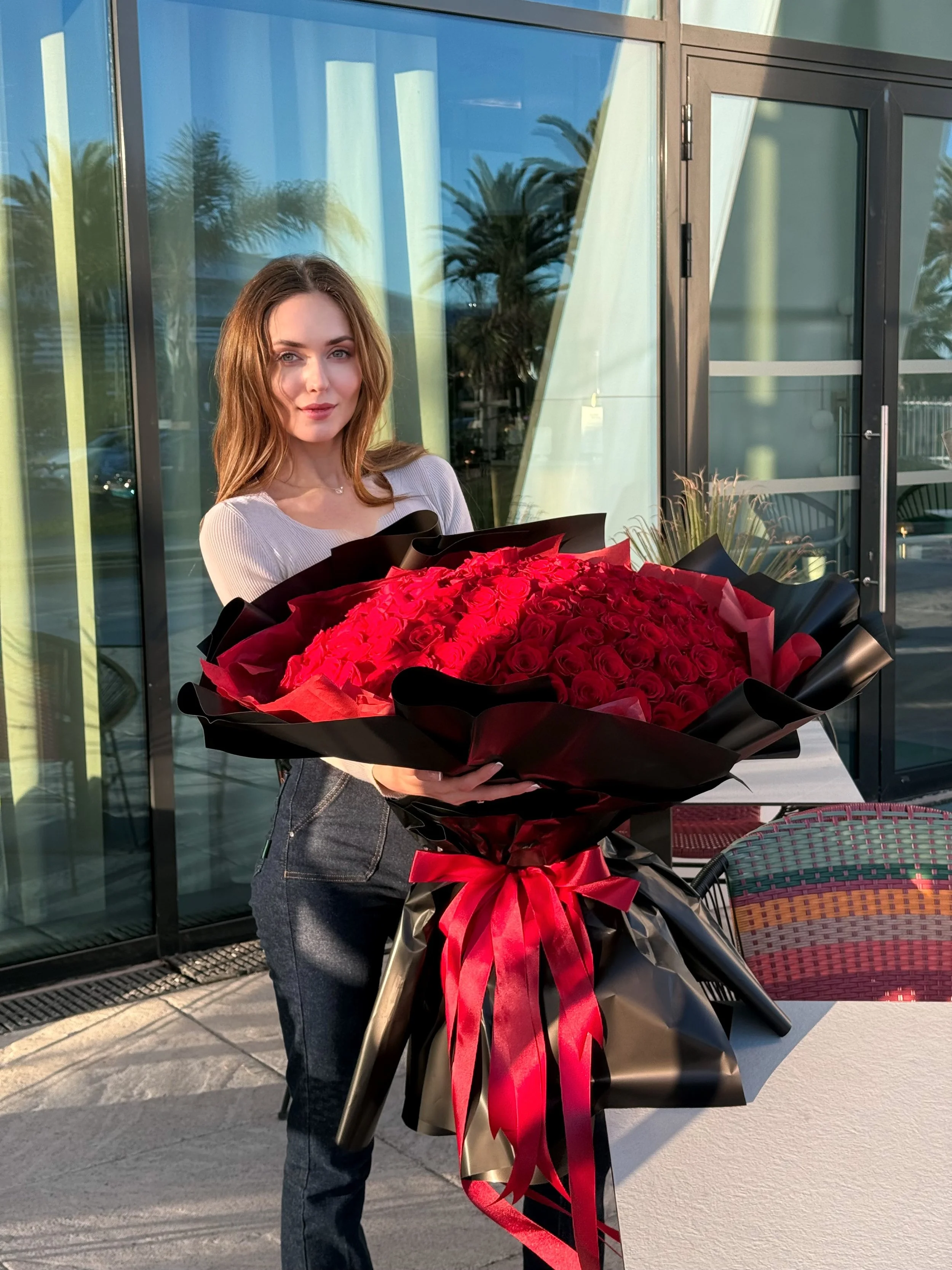 Roses dans un emballage noir