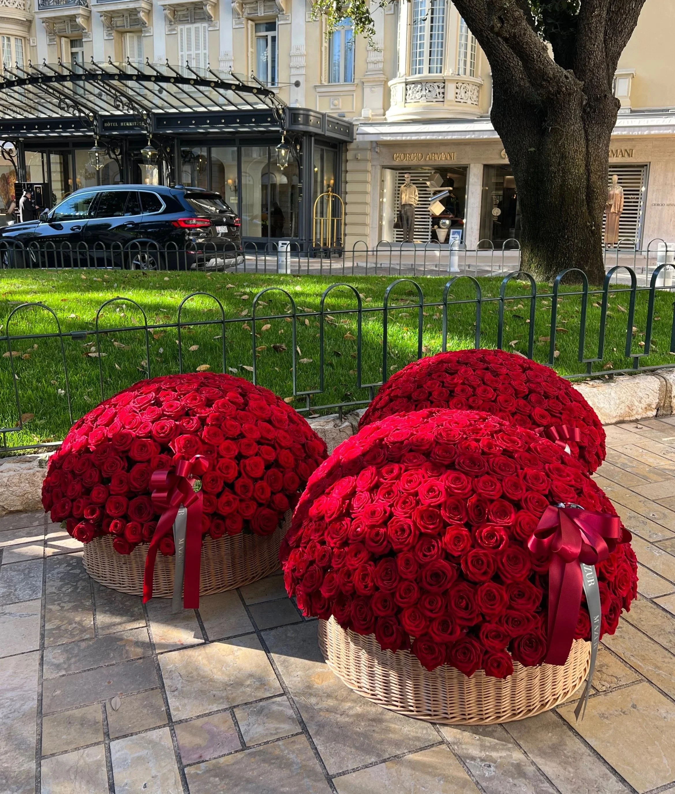 1000 roses in three baskets