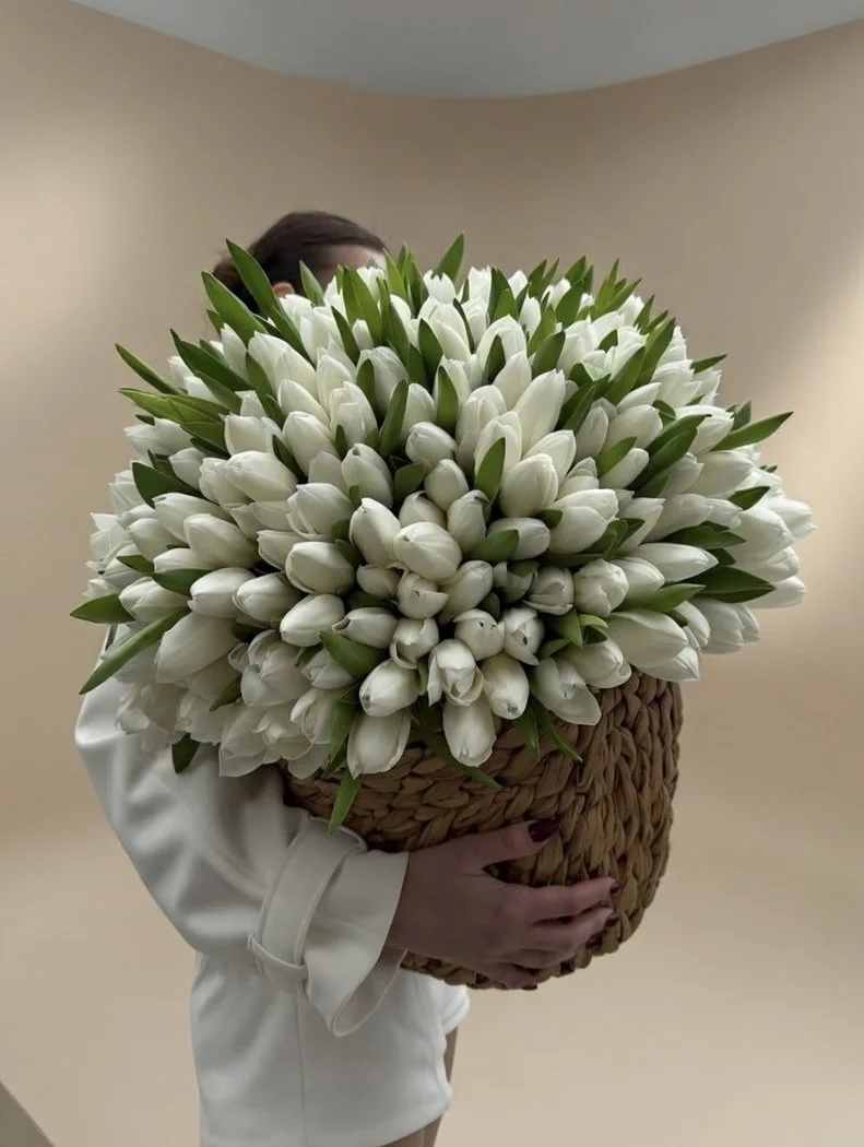 Белые тюльпаны в корзине