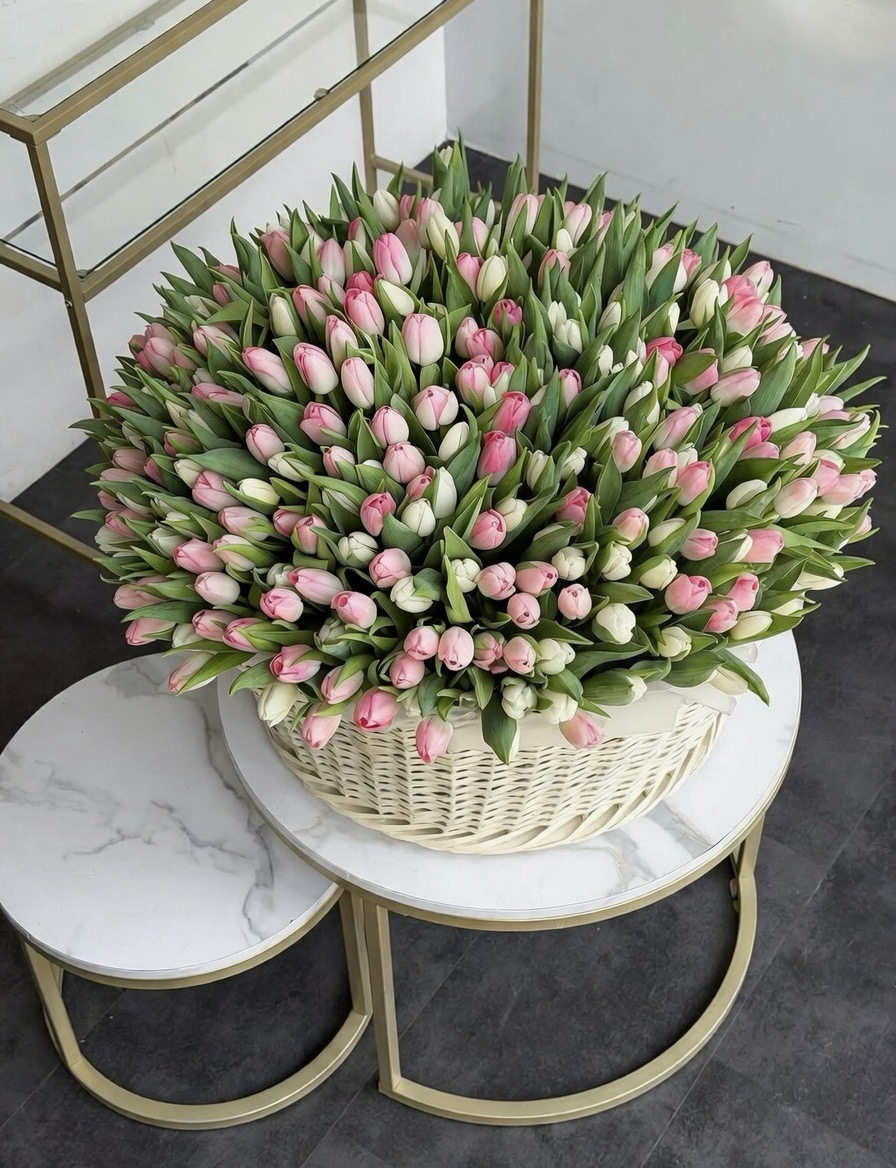 Бело-розовые тюльпаны в корзине