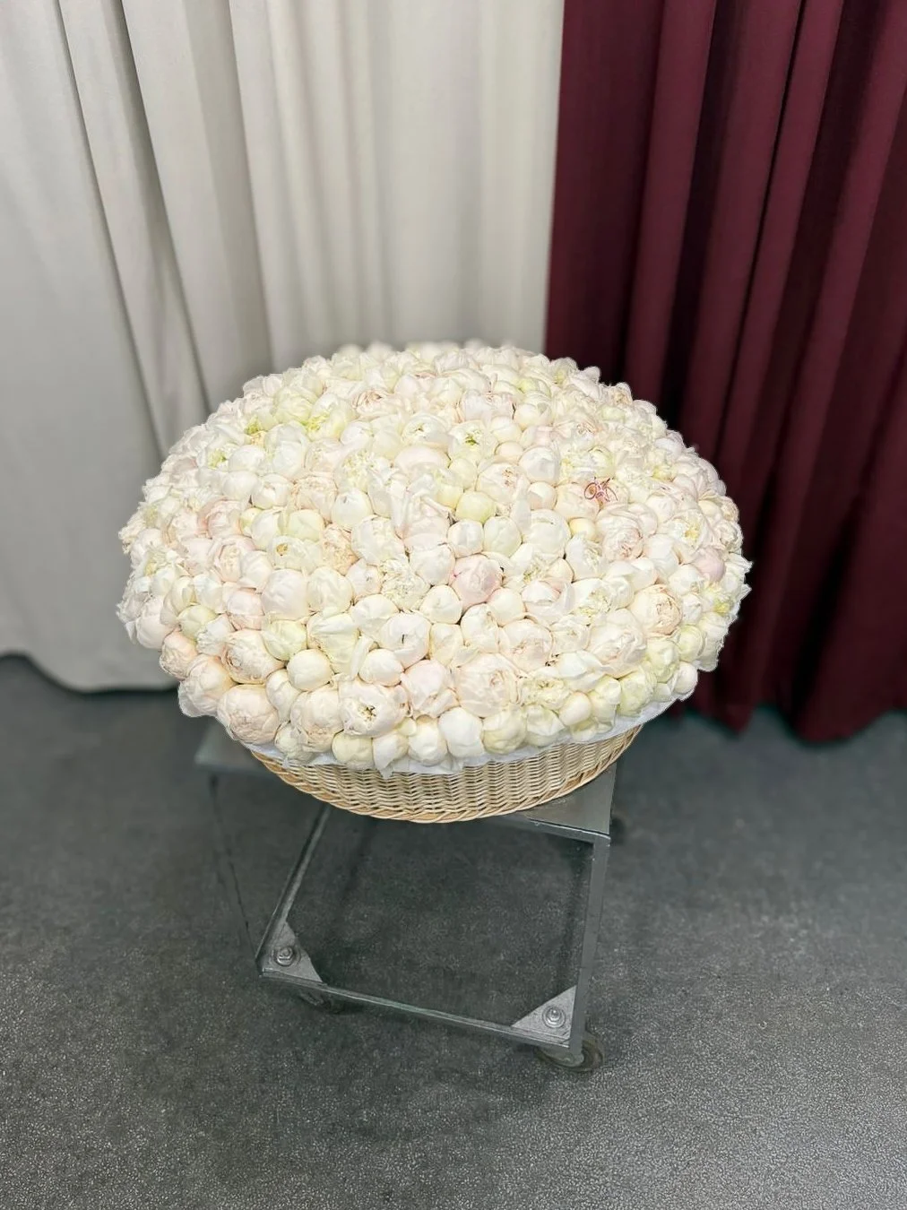 Белые Пионы в корзине