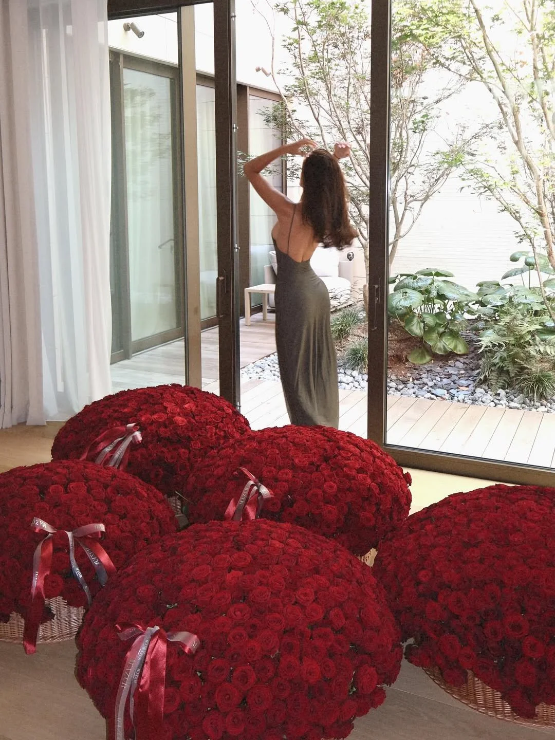 2500 red roses