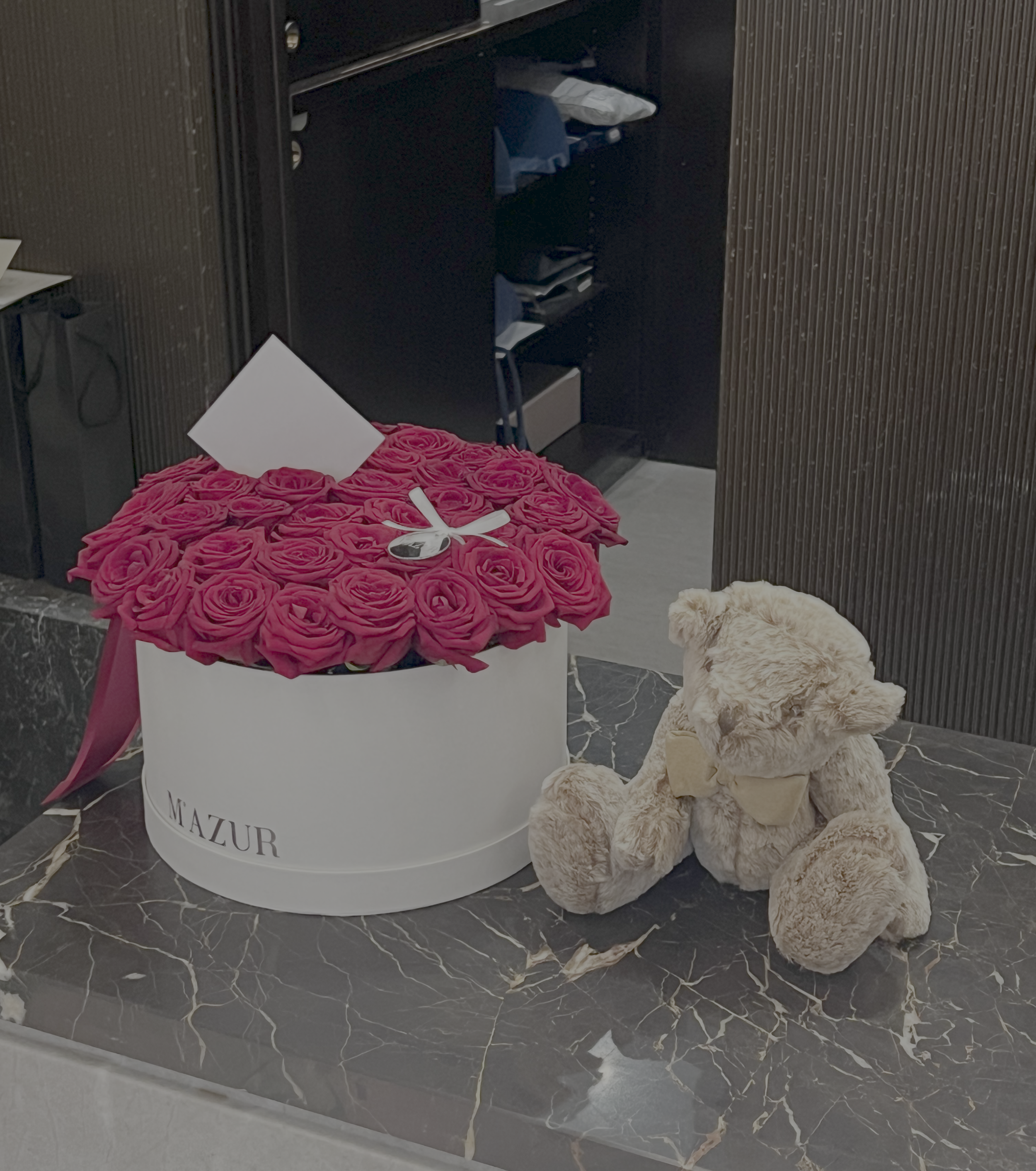 70 roses dans une boîte