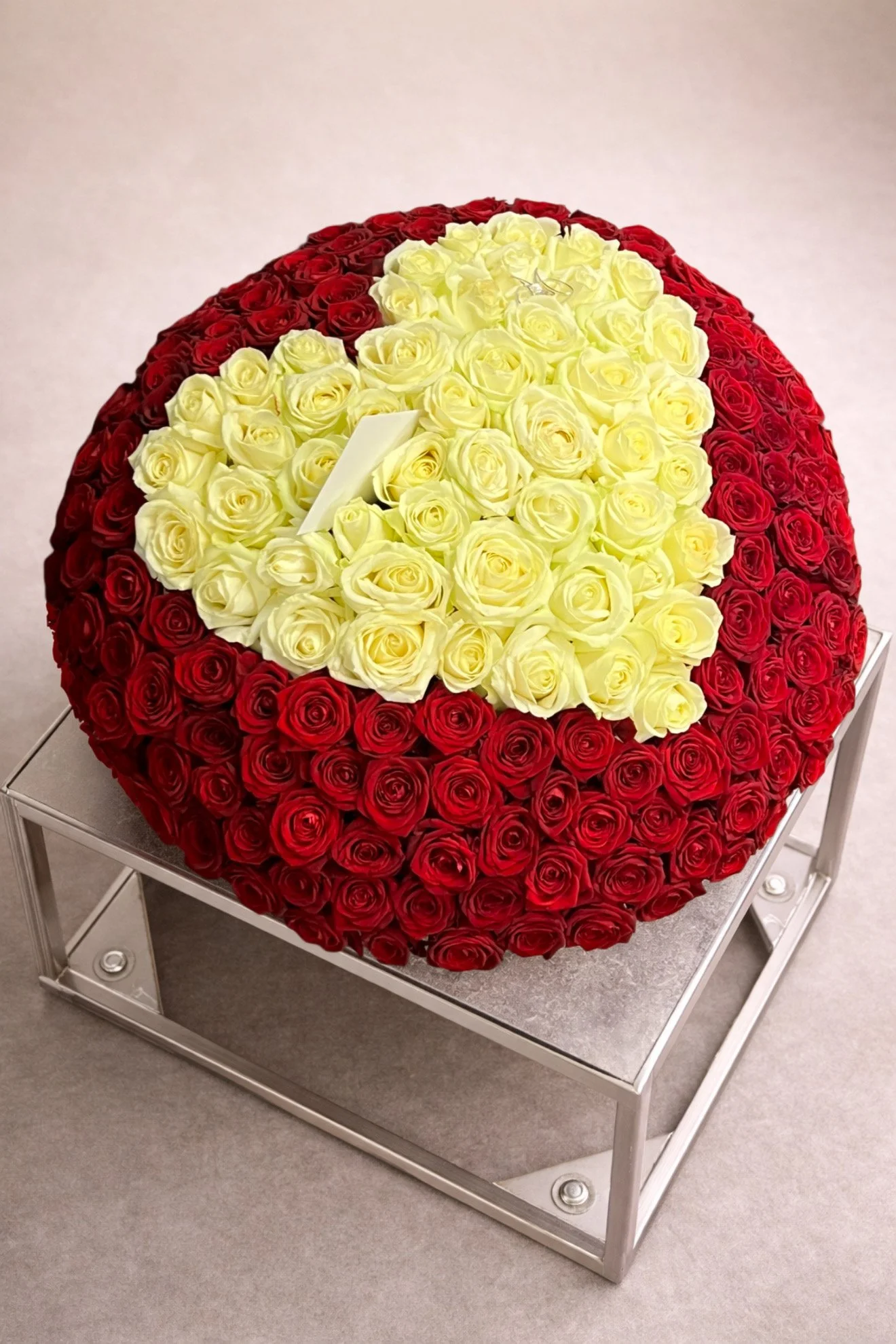 200 roses dans un panier