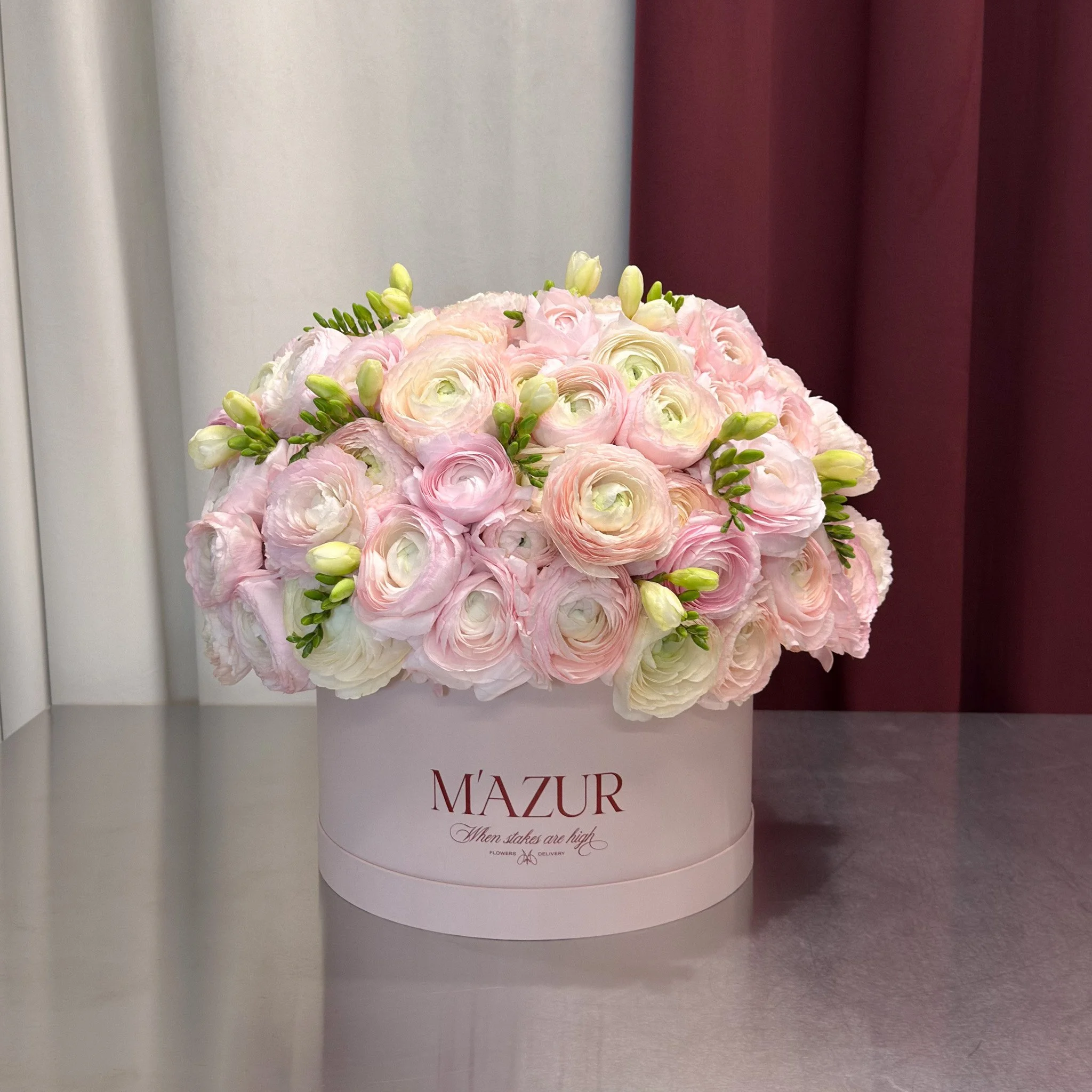 100 ранункулюсов в коробке